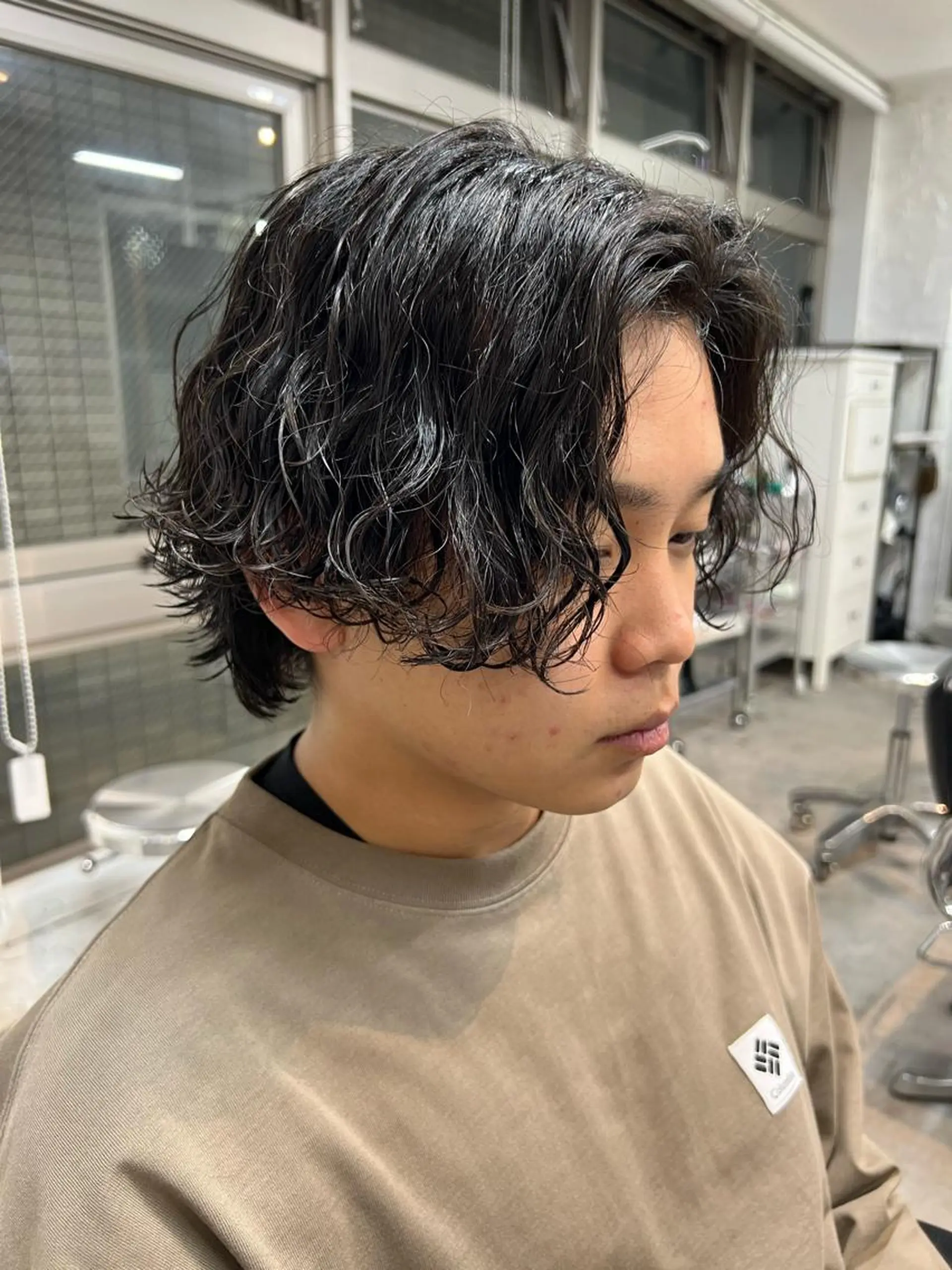 パーマ メンズ センターパート メンズパーマ 波巻きパーマ 卒業式のヘアスタイル カット パーマ トリートメント ショートヘア原宿 fifth コシのヘアスタイル