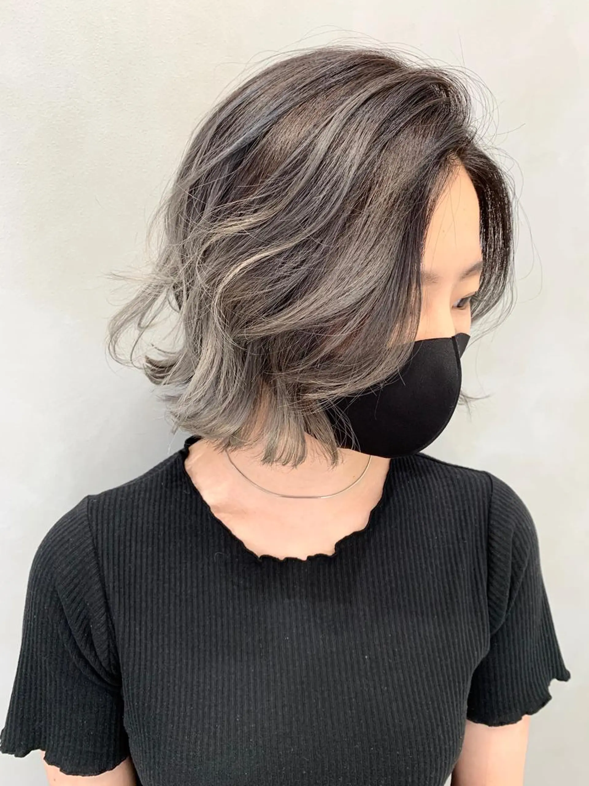 ショート カラー バレイヤージュ ブリーチ シルバー かきあげバング レイヤーカット 💈平島 拓也💈のヘアスタイル