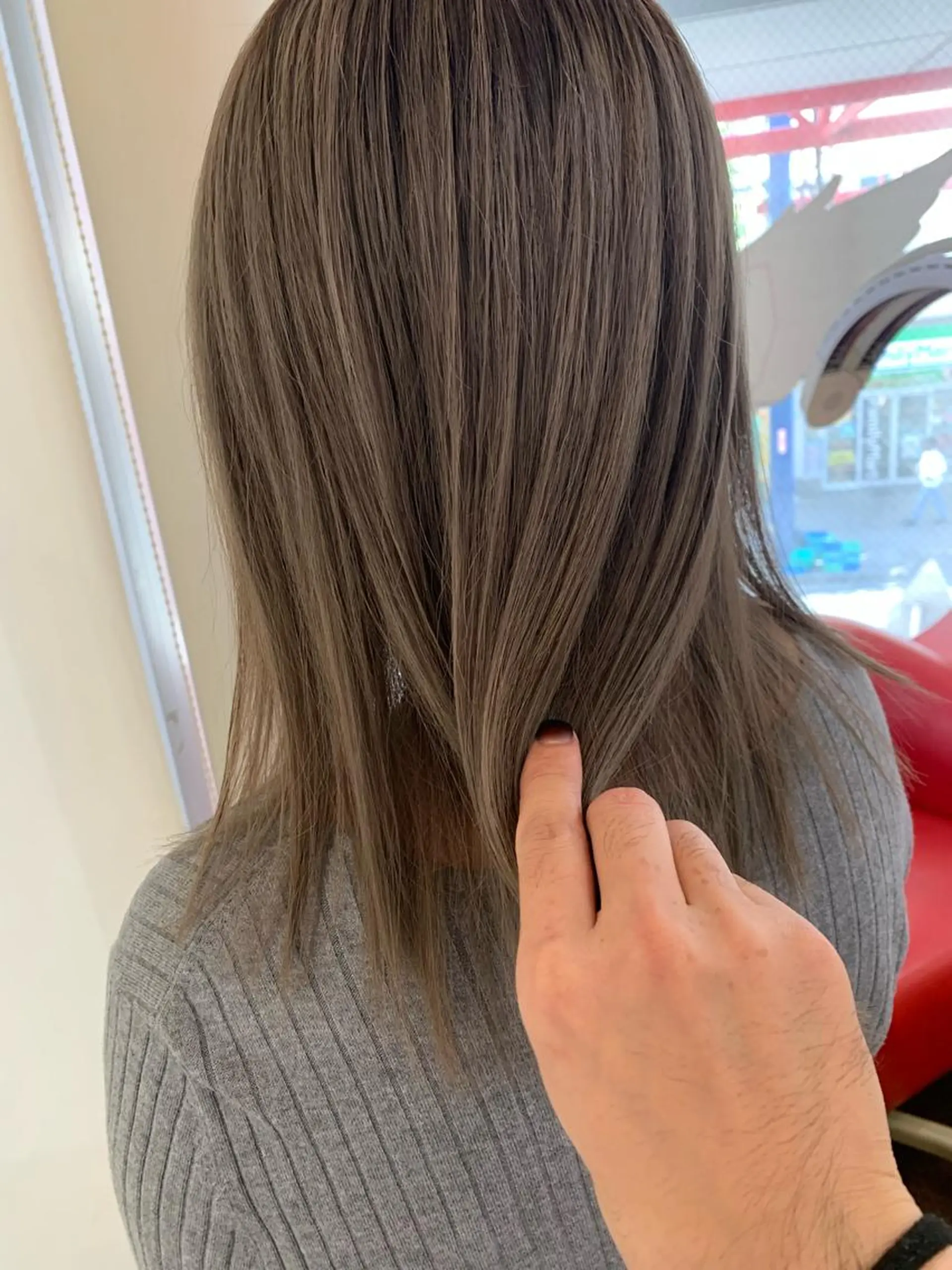 ミディアム カラー ヘアアレンジ アッシュ ベージュカラー グレージュ 今村公介 ブリーチ特化、派手髪のヘアスタイル