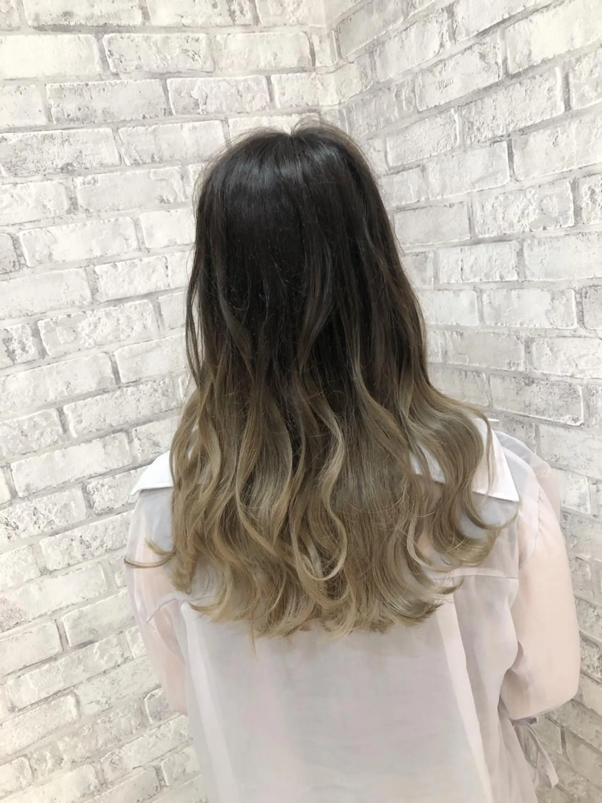 セミロング カラー ヘアアレンジ ベージュカラー ブリーチ グラデーションカラー グレージュ カット ヘアカラー トリートメント 秋山 幸太のヘアスタイル