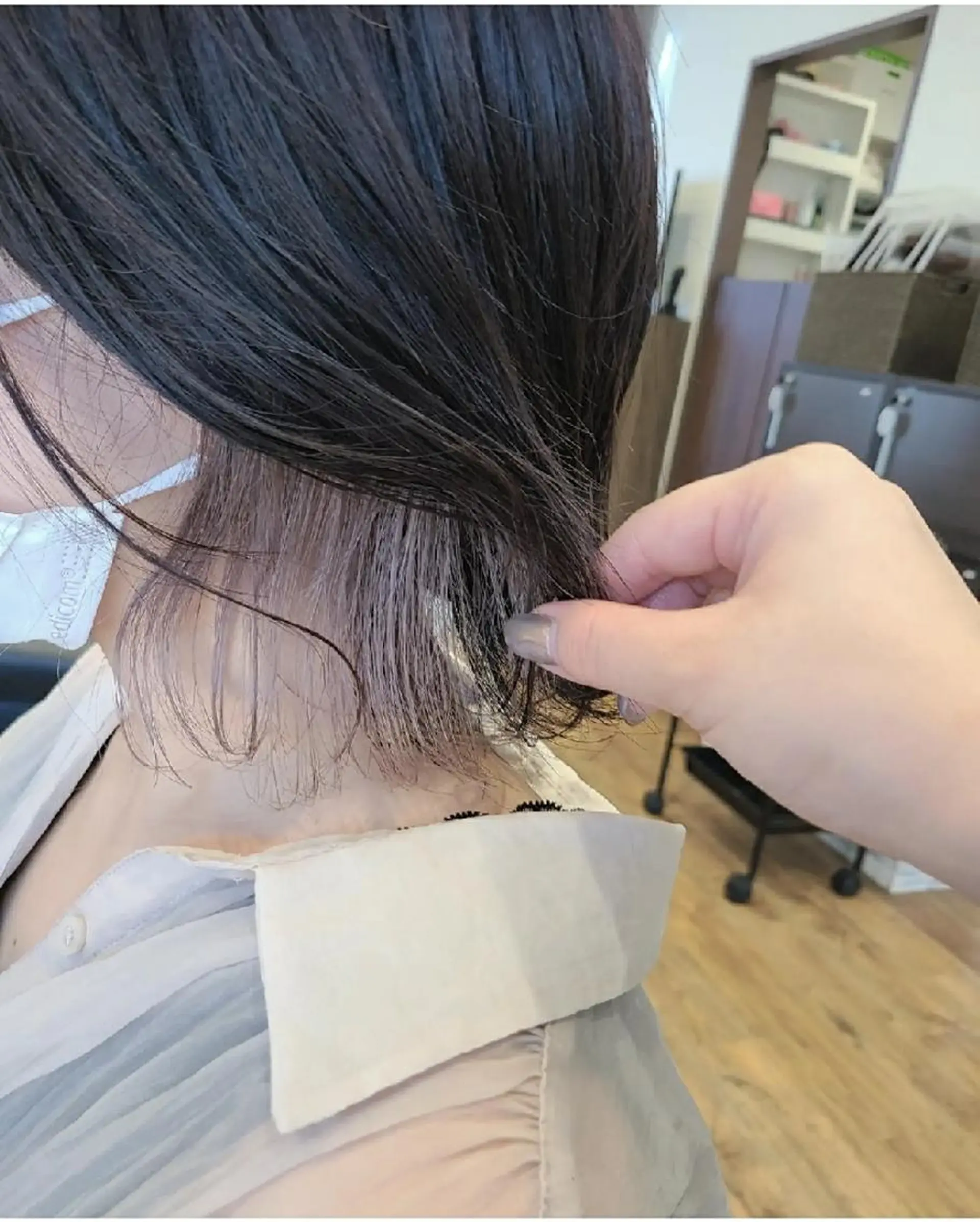 ミディアム カラー イヤリングカラー シルバー ヘアカラー 関口 友菜のヘアスタイル