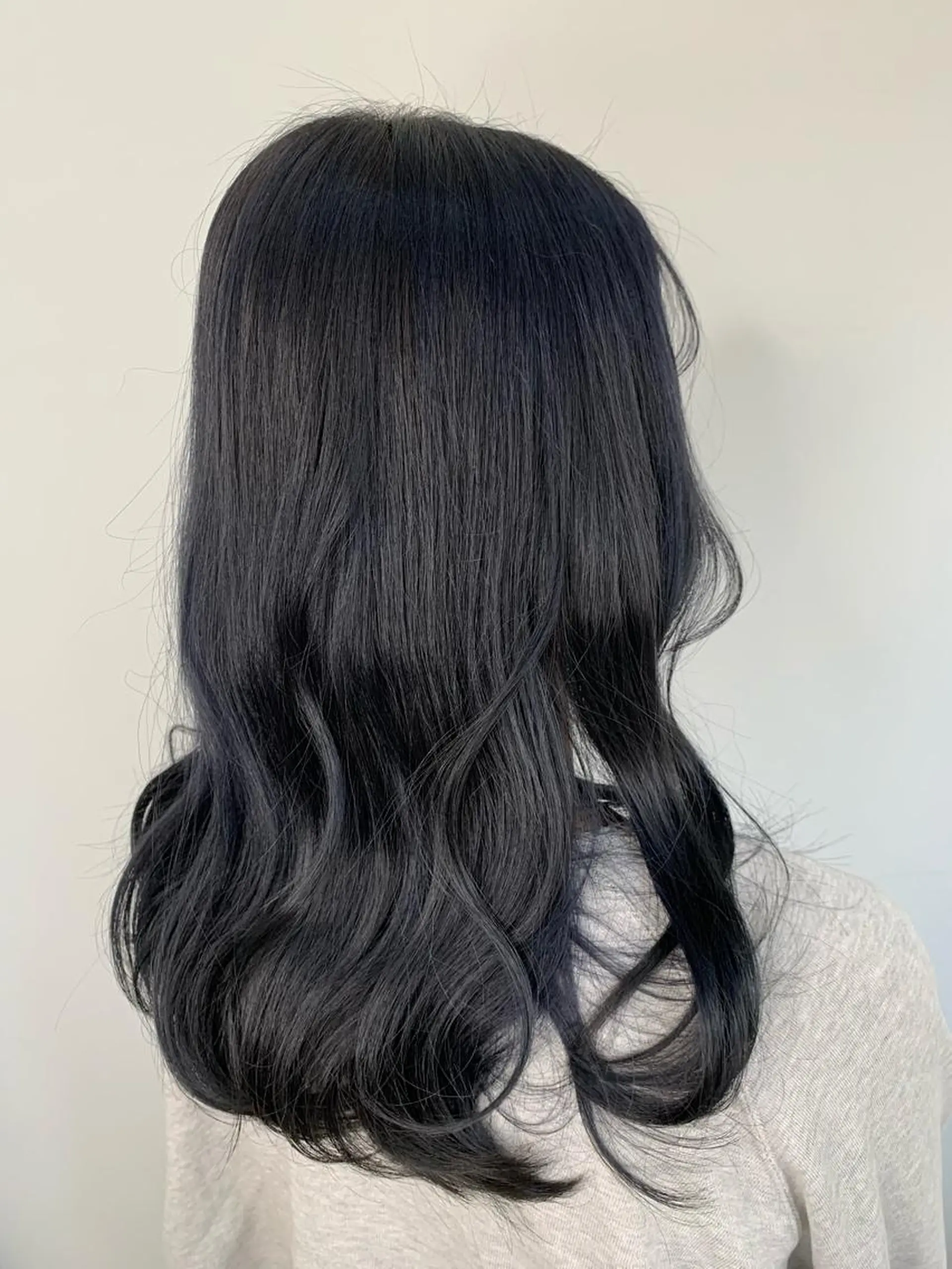 ミディアム カラー 黒髪 ブリーチ ブルーカラー ブルーブラック ネイビーカラー ヘアカラー トリートメント 小笠原 菜緒のヘアスタイル