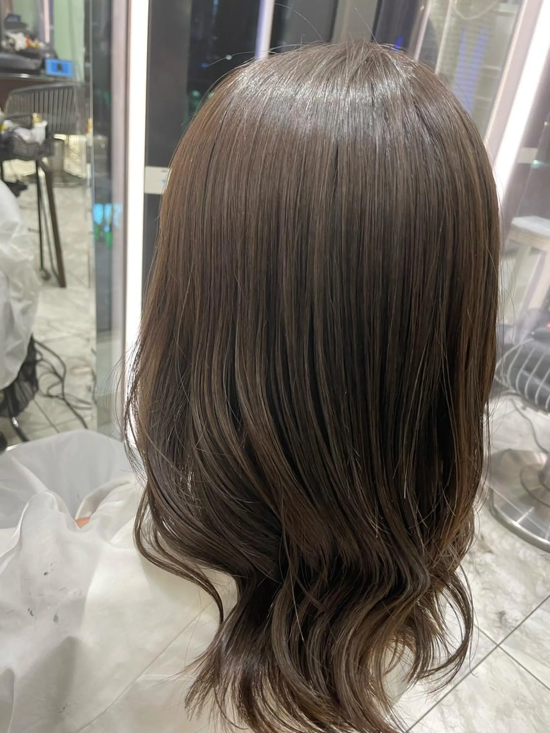 セミロング カラー 透明感カラー グレージュ ヘアカラー トリートメント コテ巻きパーマ 藤野佑成のヘアスタイル