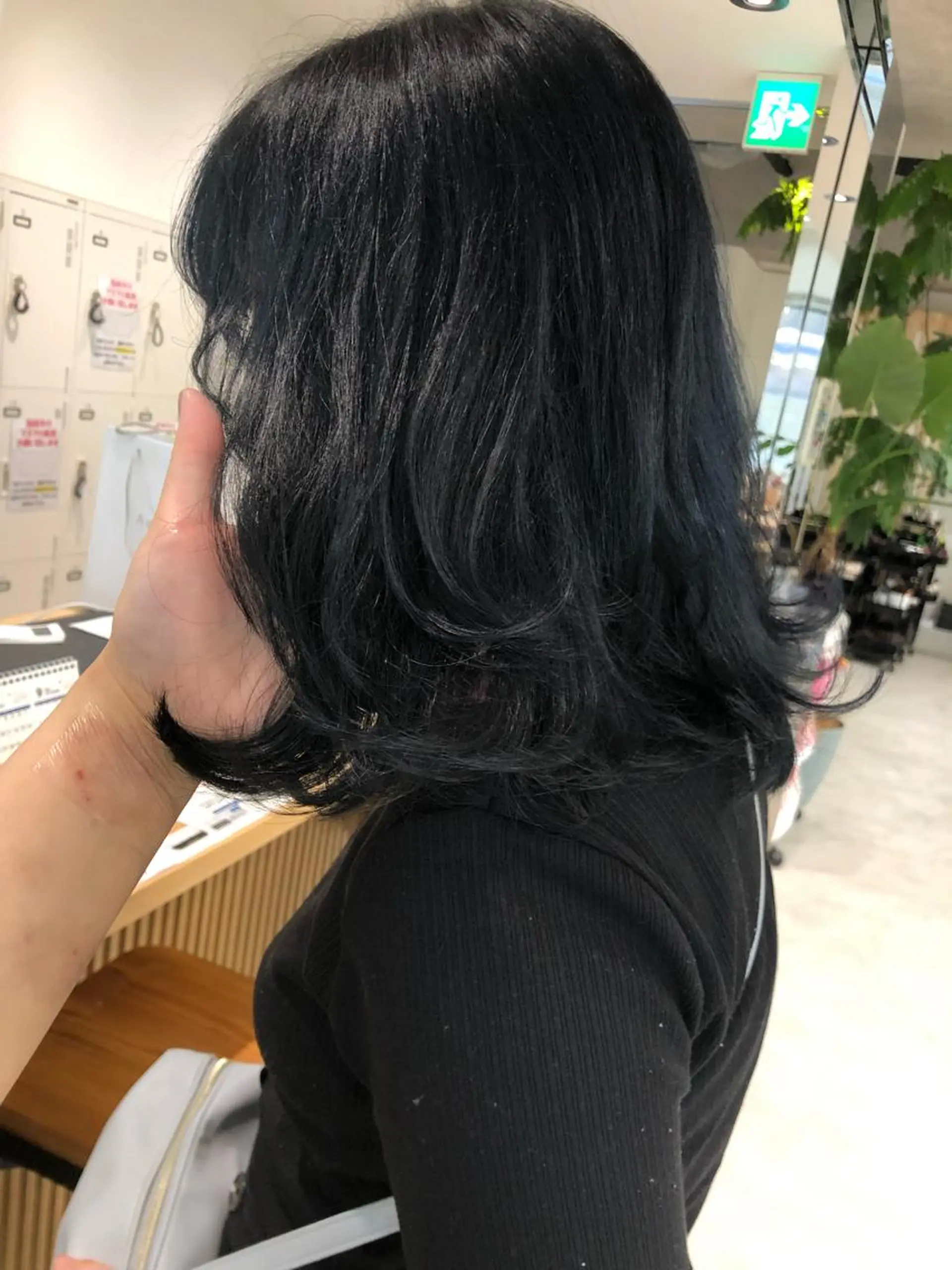 ミディアム カラー 黒髪 ブリーチ ブルーカラー ブルーブラック レイヤー/顔まわり カット/地毛風カラーのヘアスタイル