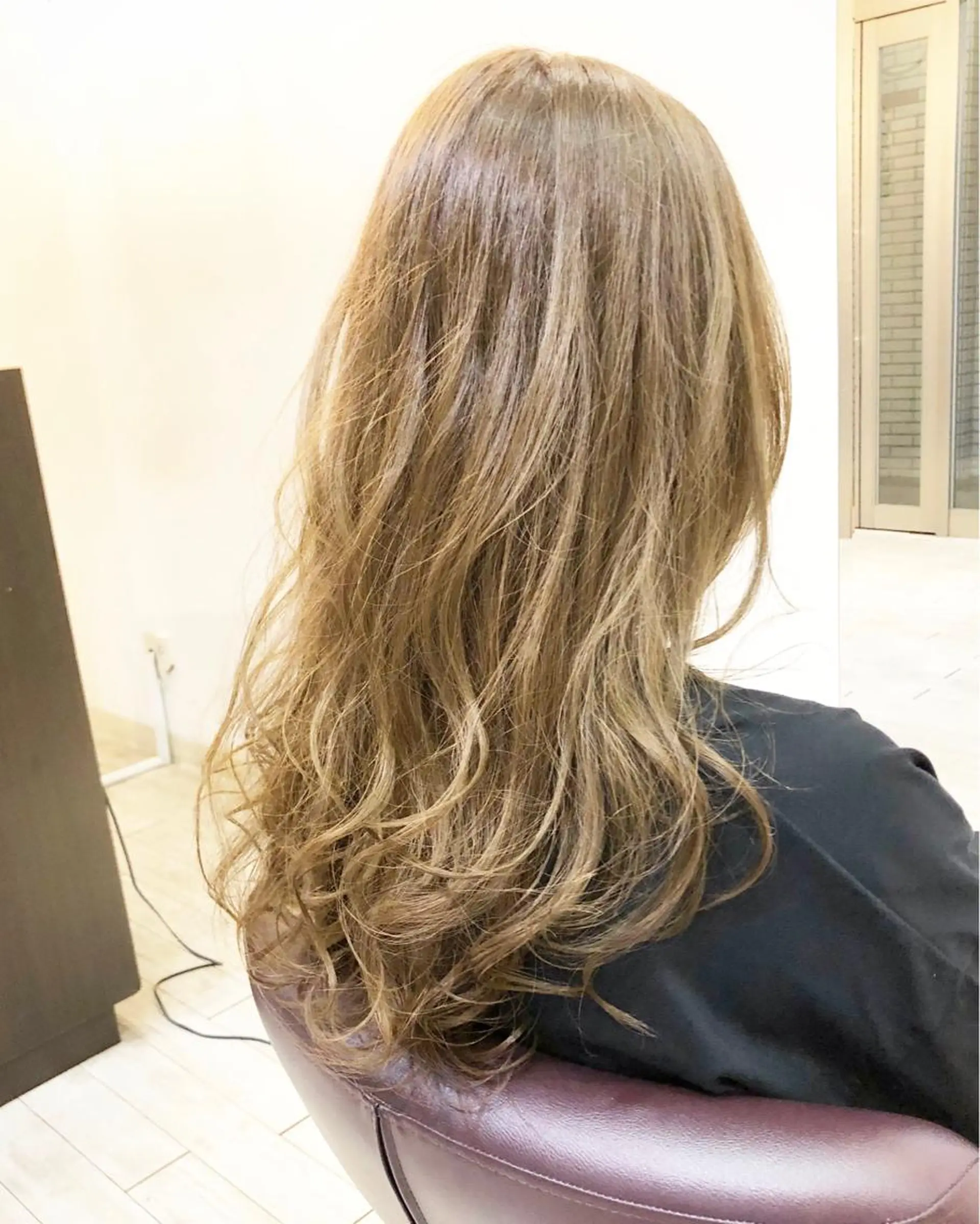 ロング カラー ベージュカラー ブリーチ ダブルカラー ハイライトカラー イエローカラー カット ヘアカラー トリートメント XES-TA所属・中村 よしひでのヘアスタイル