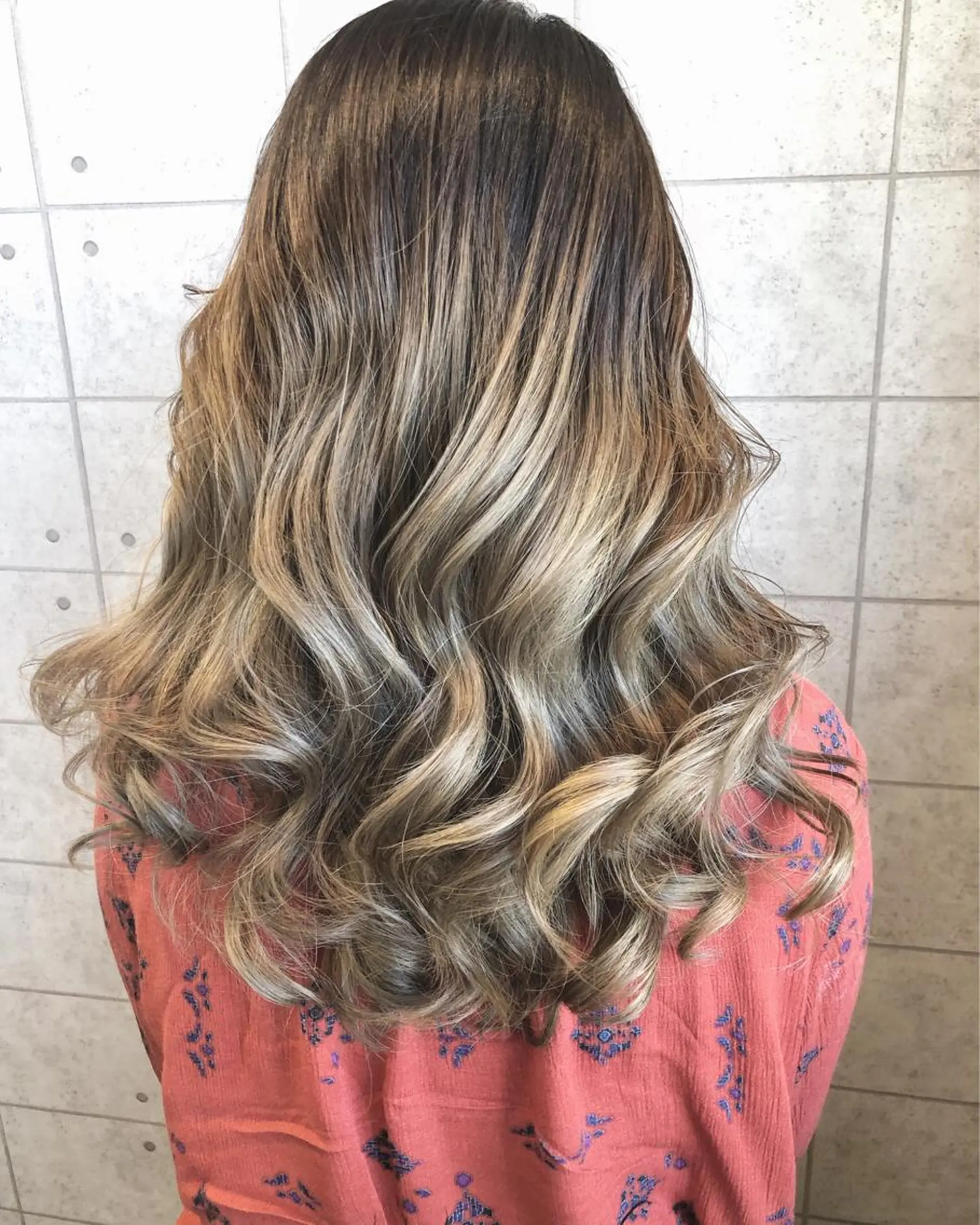 セミロング カラー アッシュ ベージュカラー グラデーションカラー 西本 夏美のヘアスタイル