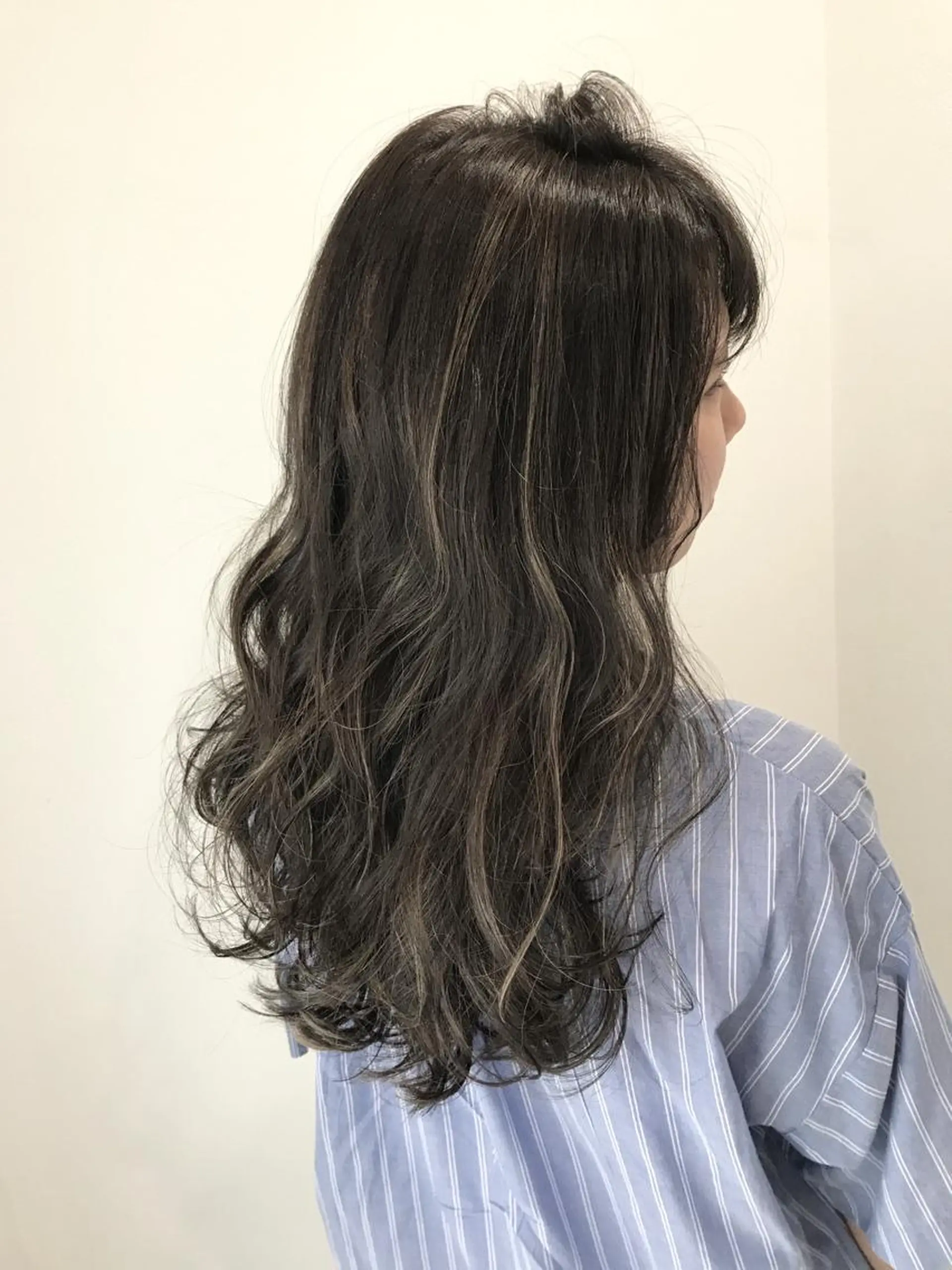 ロング カラー パーマ ヘアアレンジ ネイル マツエク・マツパ グレージュ ハイライトカラー ハイライト addict所属・井坂 弘人のヘアスタイル