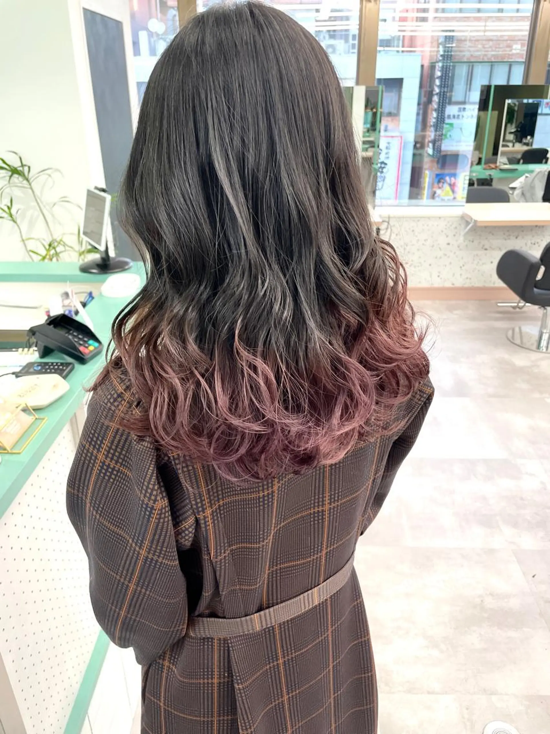ロング カラー アッシュ グラデーションカラー ピンクカラー ピンクアッシュ カット ヘアカラー トリートメント 💚透明感カラー💚 ♻️本間♻️のヘアスタイル