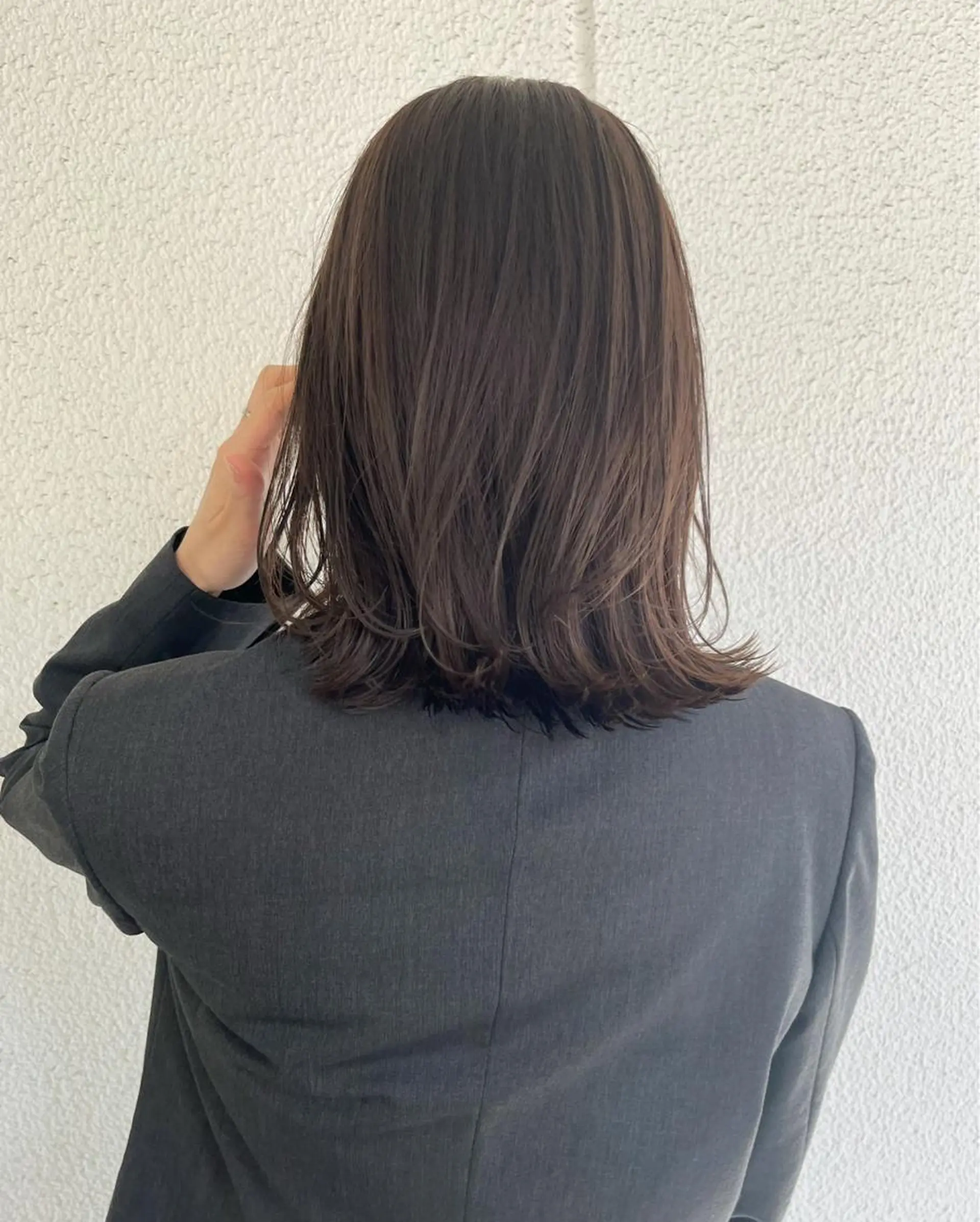 ミディアム ラベンダーベージュ レイヤーカット ヘアカラー トリートメント 義本 風佳のヘアスタイル