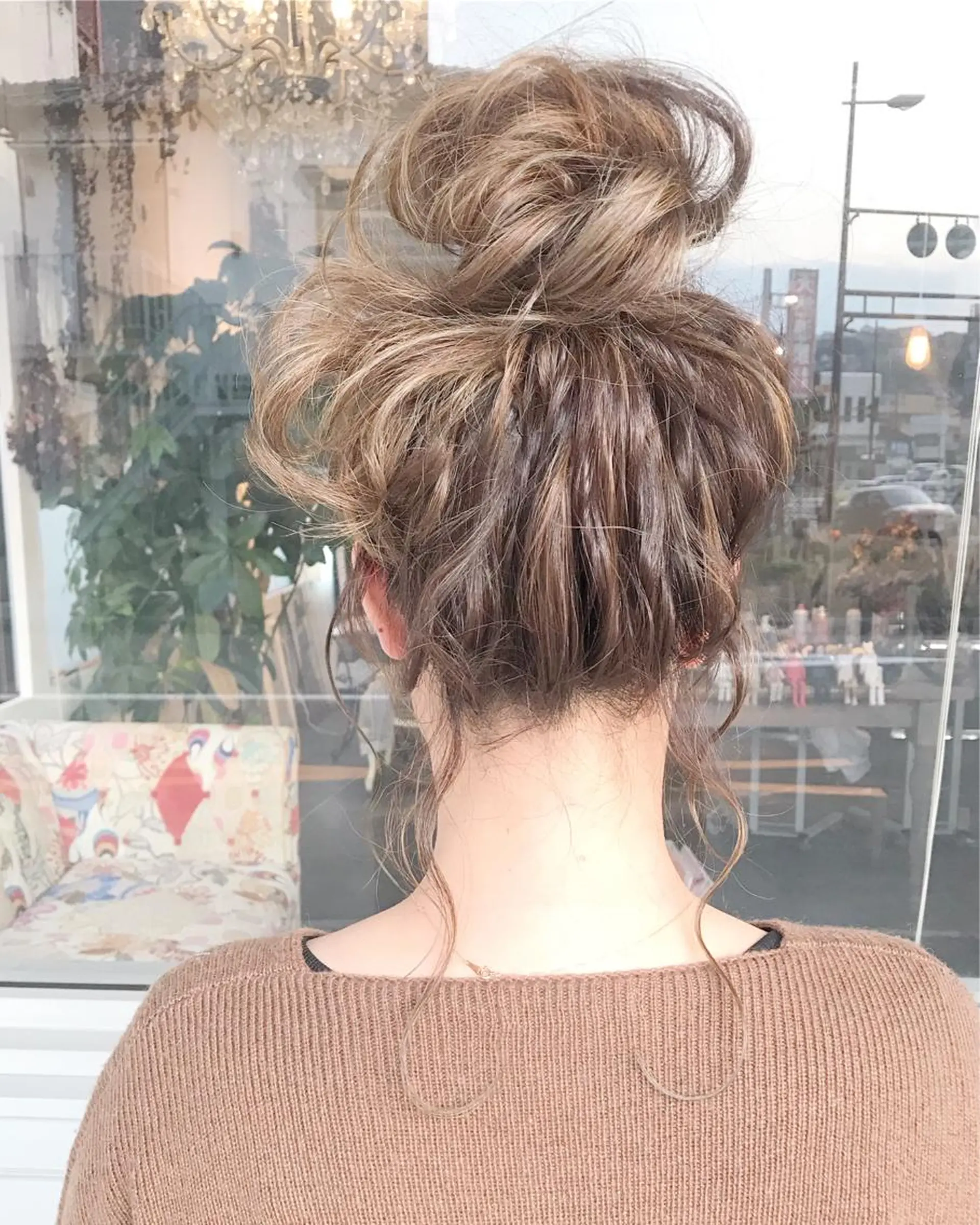 セミロング カラー ヘアアレンジ お団子ヘア 切りっぱなしボブ バレイヤージュ ブリーチ デザインカラー Mariana/ 鶴原-ハイライトのヘアスタイル