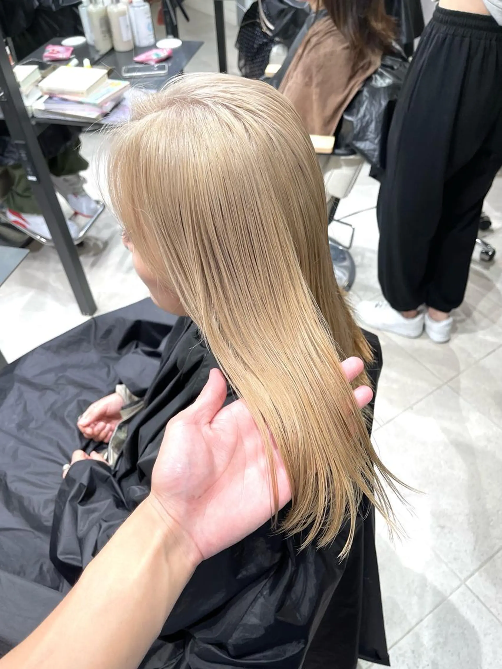 ミディアム シールエクステ くびれヘア エクステ 顔まわりレイヤー 顔周りカット ヘアカラー ブリーチ/ハイトーン ベージュ/daikiのヘアスタイル