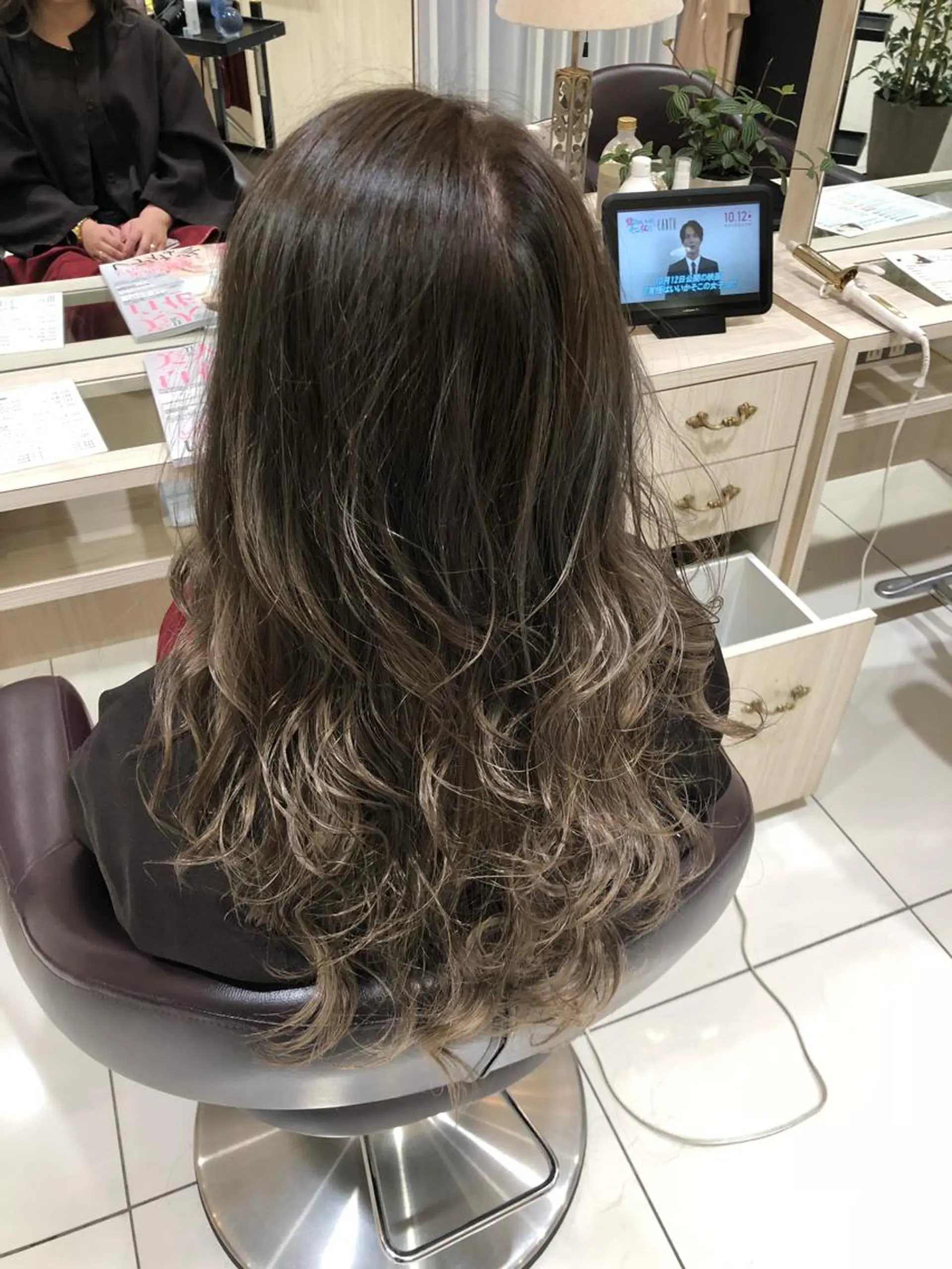 セミロング カラー グラデーションカラー グレージュ ヘアカラー 難しい髪質の縮毛矯正 高岡/射水/髪質改善のヘアスタイル