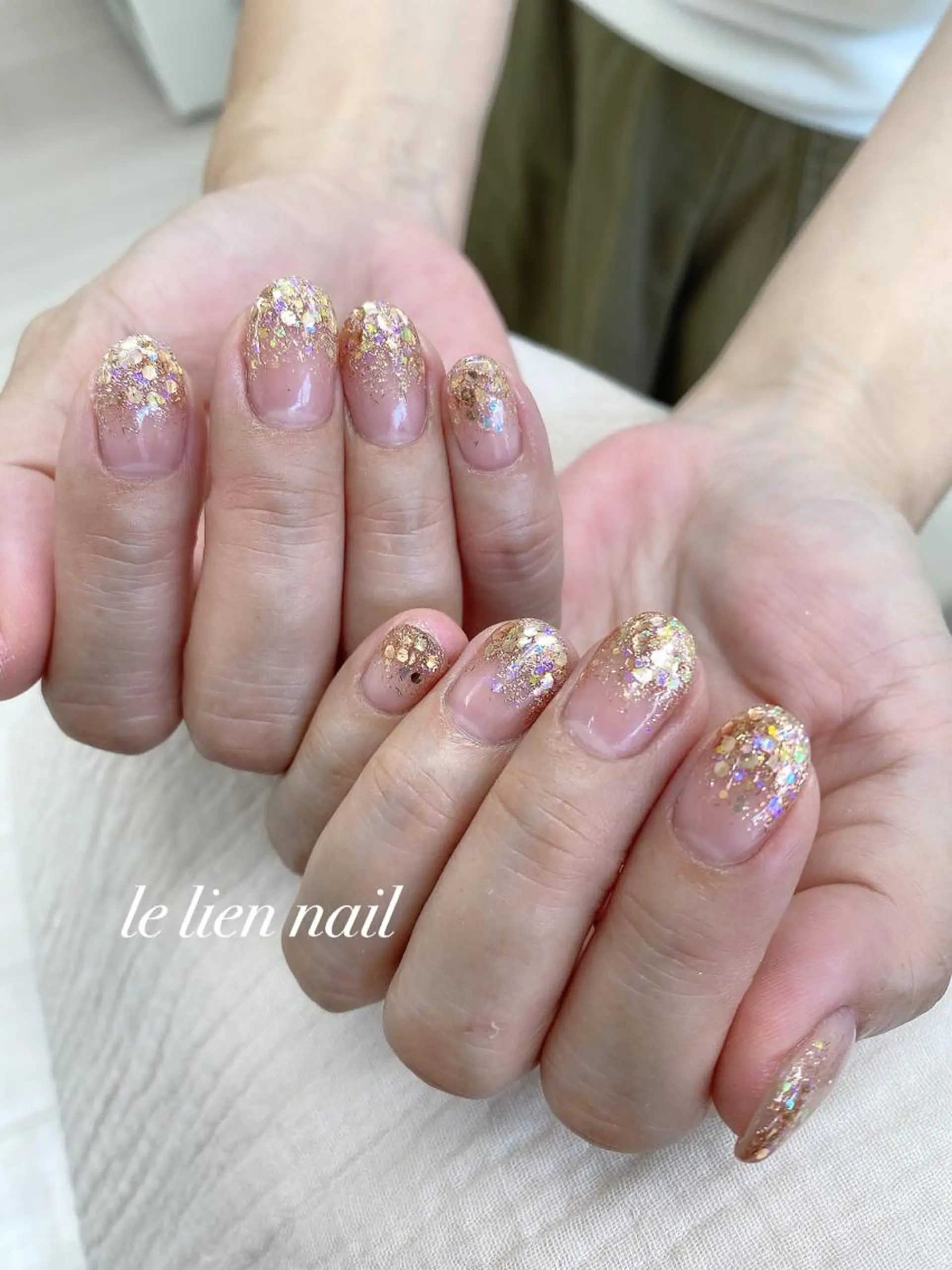 ネイル ゴールド グラデーション ホログラムネイル ラメ(グリッター) ラメグラデーション ハンドネイル le lien nailのネイルデザイン