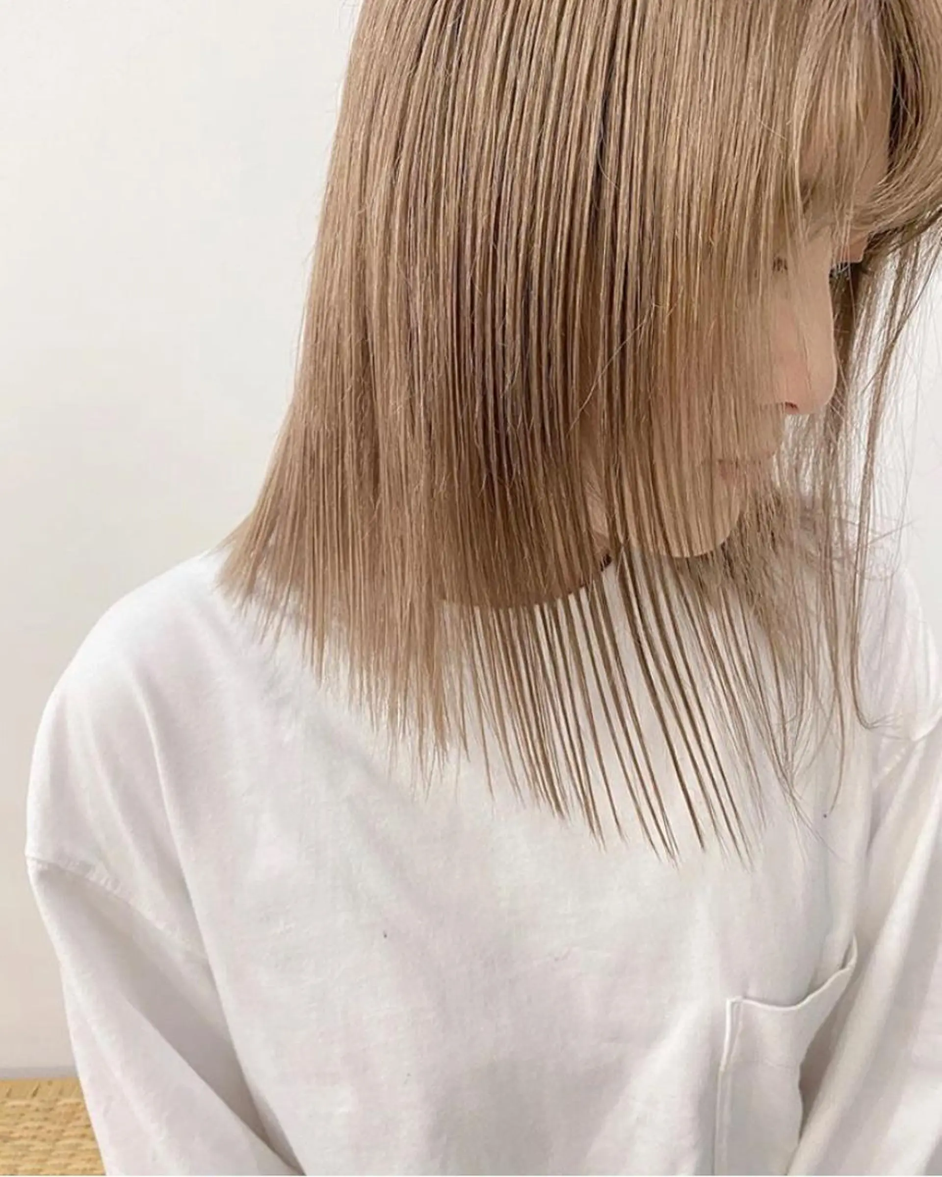 ミディアム ボブ/ハイトーン REINAのヘアスタイル