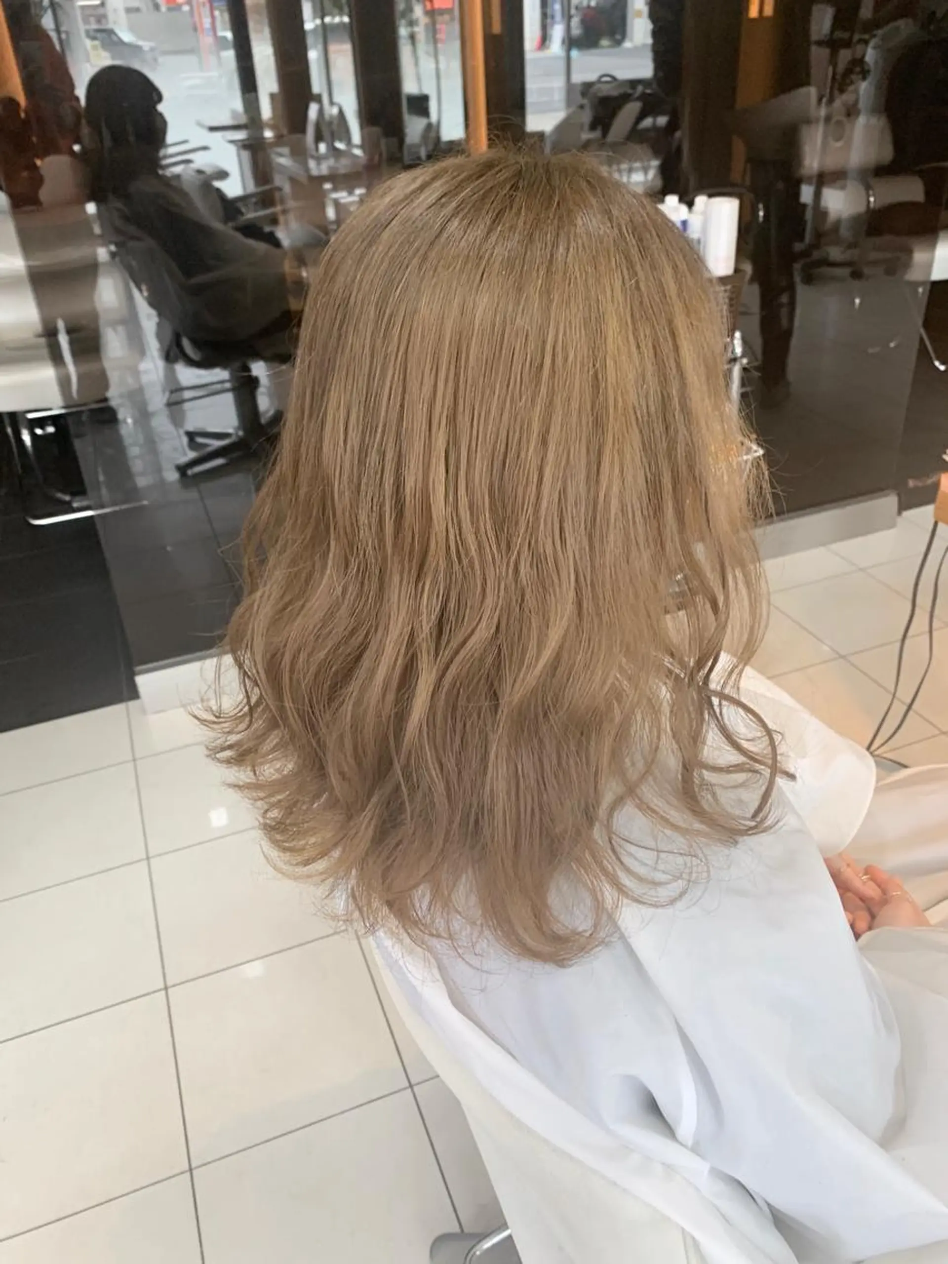 セミロング カラー ベージュカラー ブリーチ オリーブベージュ 白髪女性専門店竹内 涼乃のヘアスタイル