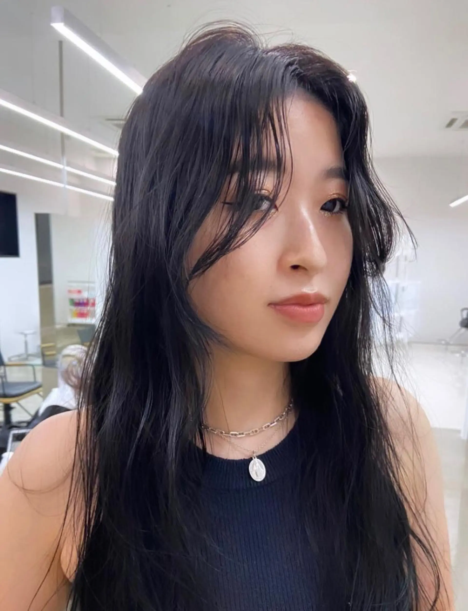 ロング カラー 黒髪 ブルーカラー ブルーブラック 山岸 未玖のヘアスタイル
