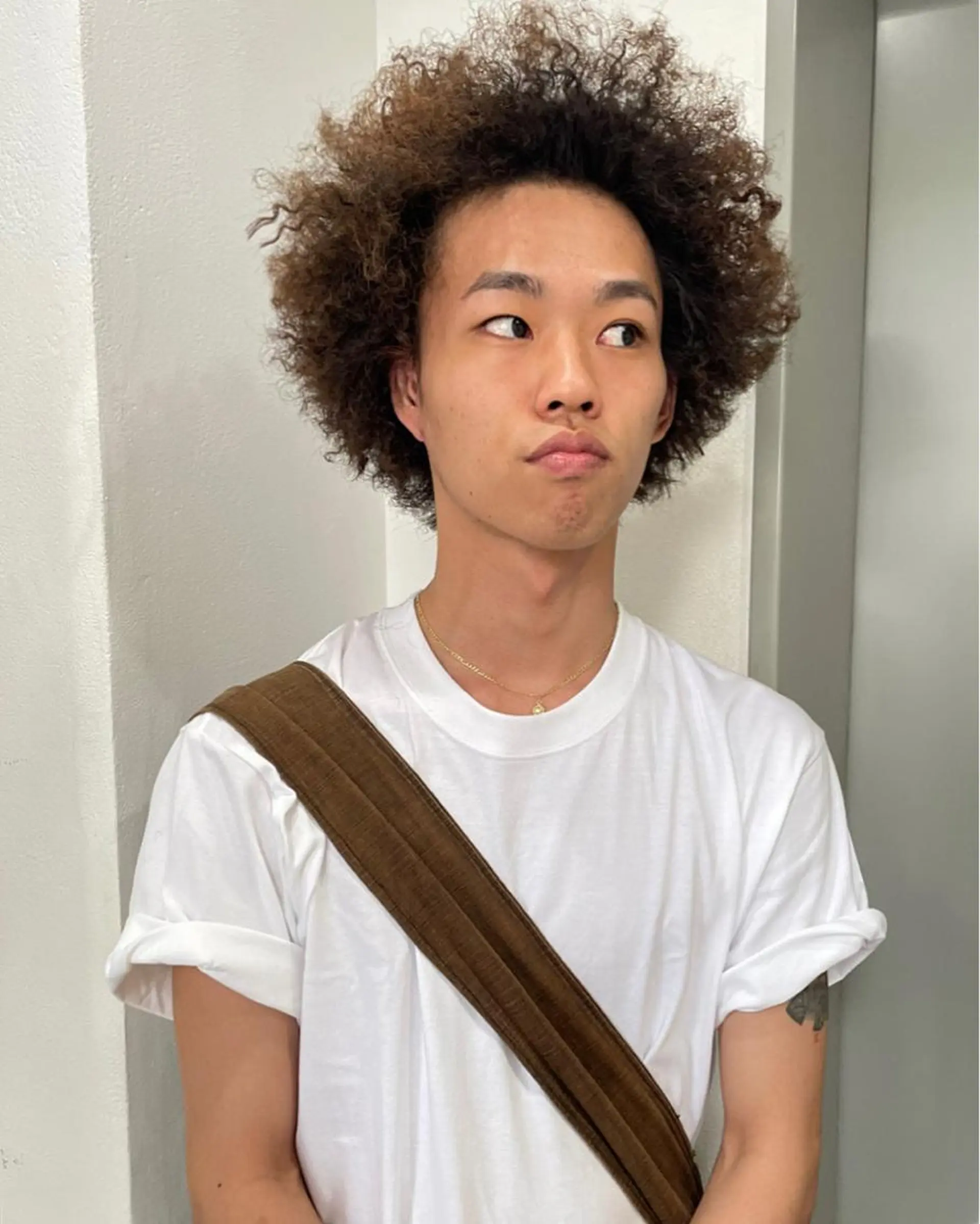 ミディアム パーマ メンズ ミディアムパーマ メンズパーマ カット パーマ トリートメント Loom.所属・村上雅人 ナチュラルモードのヘアスタイル