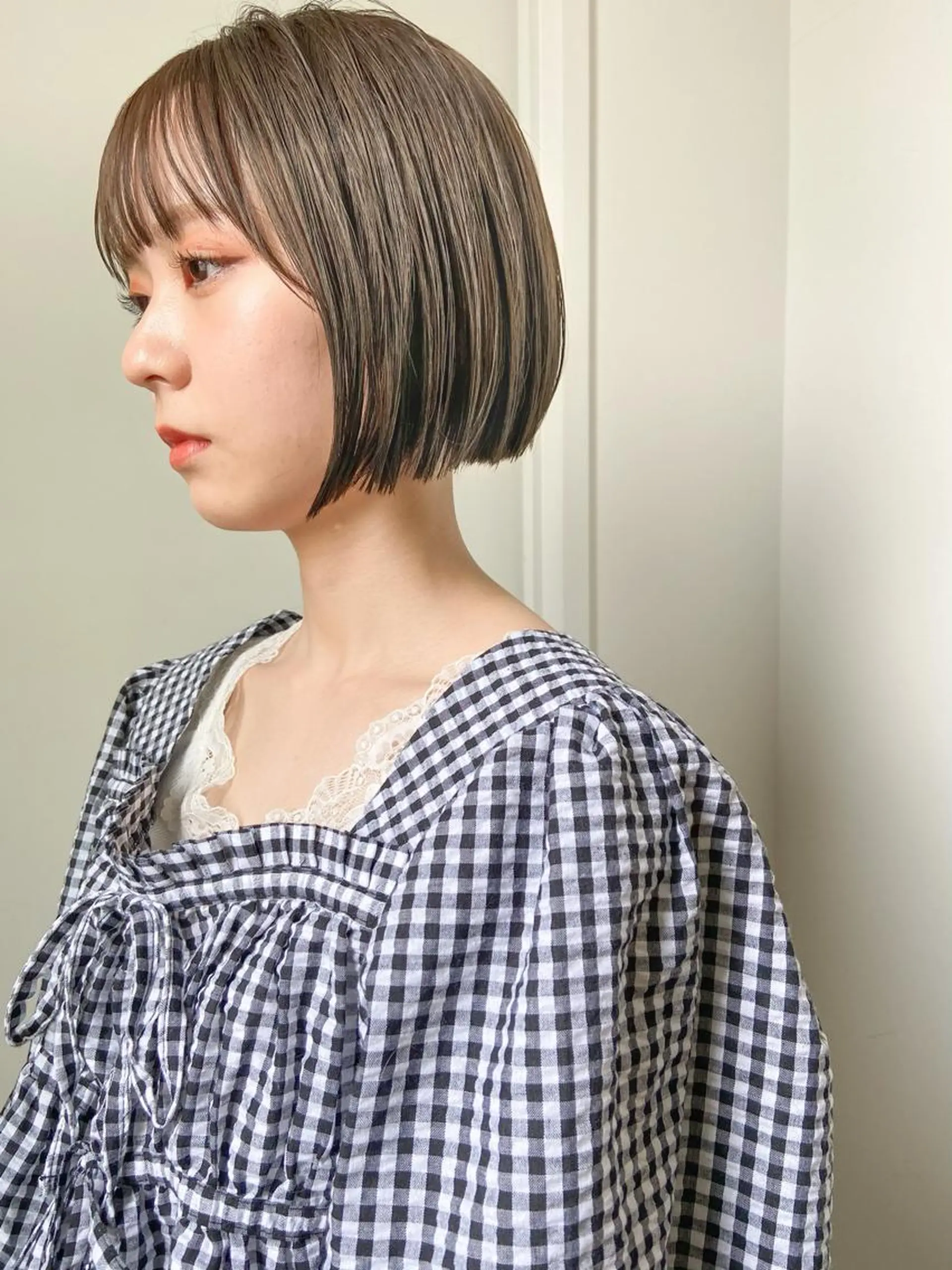 ミディアム カラー グレージュ オリーブグレージュ オリーブグレー ヘアカラー トリートメント 岡本康平/ボブ /ブリーチ/レイヤーのヘアスタイル
