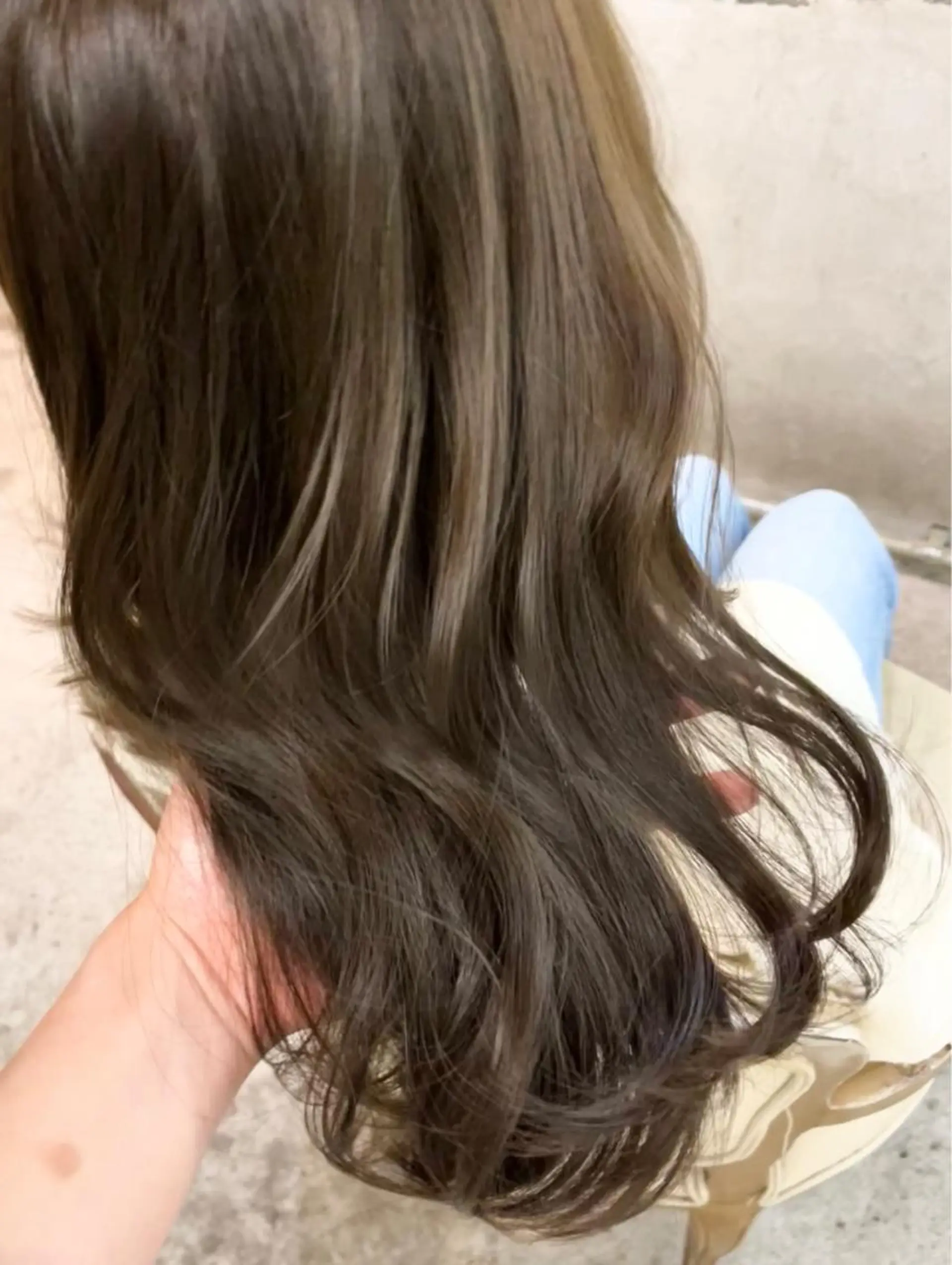 ロング カラー ヘアアレンジ ベージュカラー ブリーチ グレージュ ミルクティーベージュ ブリーチなしカラー カット ヘアカラー トリートメント レイヤー/グレージュ 🤍奥開梨恵のヘアスタイル