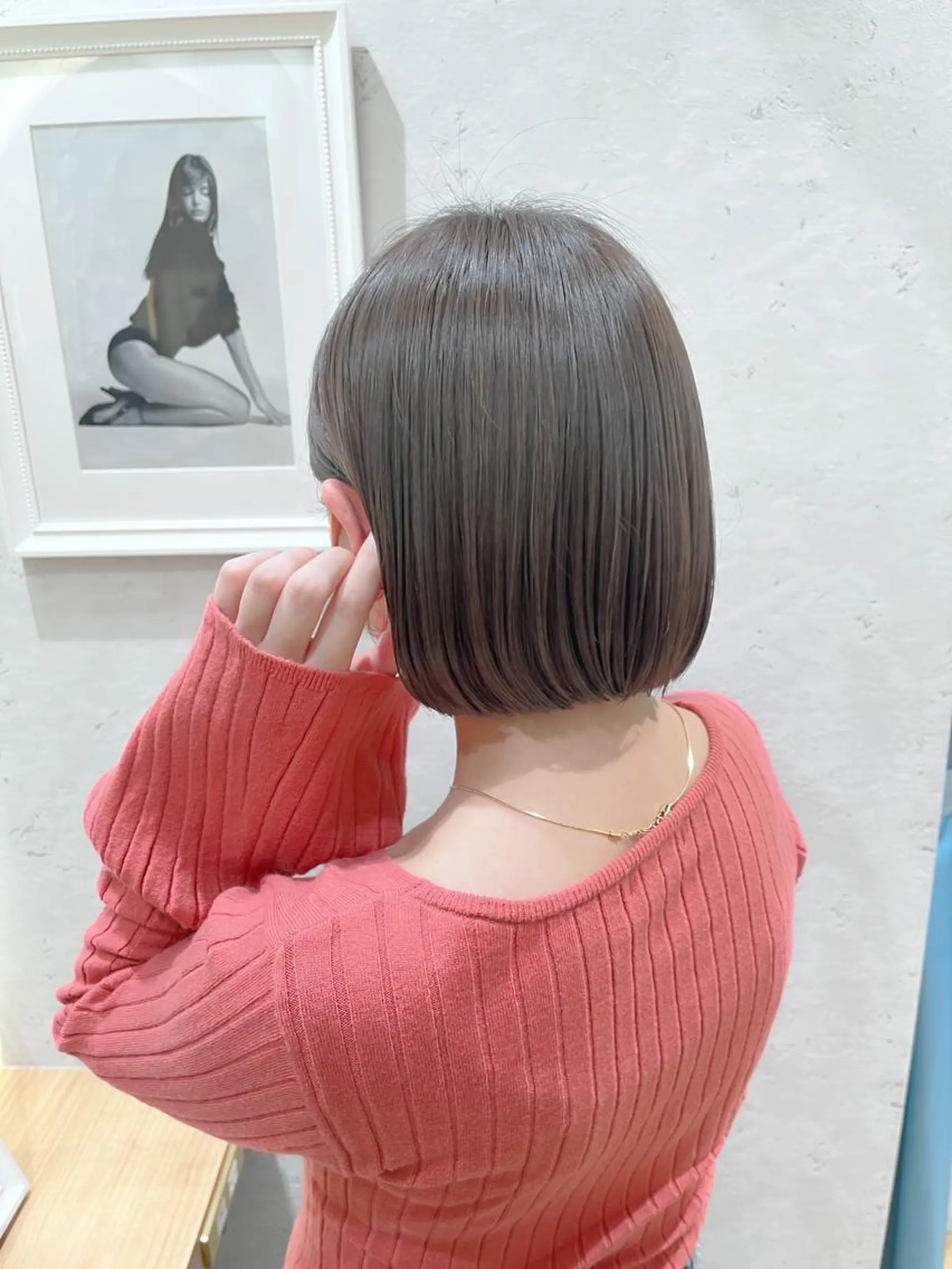 ショート カラー 切りっぱなしボブ 透明感カラー グレージュ ハイライトカラー オリーブグレージュ カット ヘアカラー 透明感カラー│ レイヤーヘア中居美樹のヘアスタイル