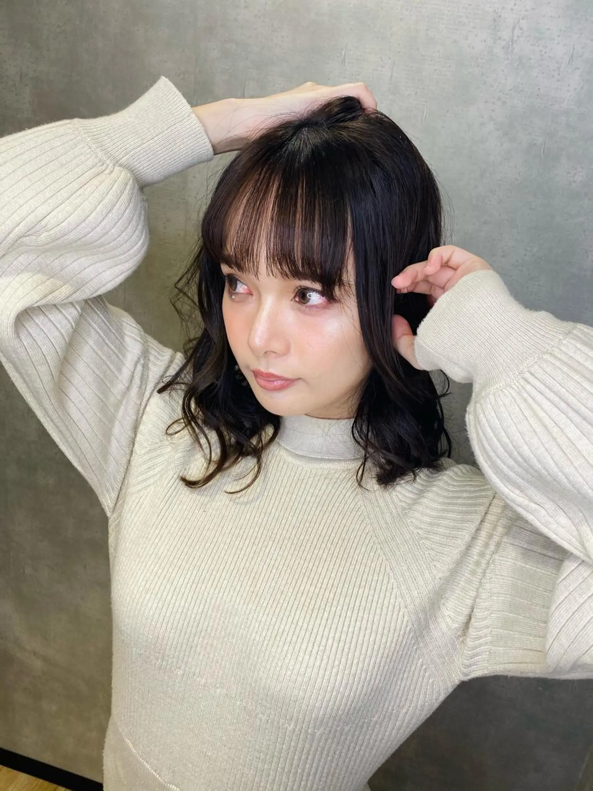 ミディアム カット ヘアカラー トリートメント ヘアセット 美髪/髪質改善 顔周り/透明感カラーのヘアスタイル