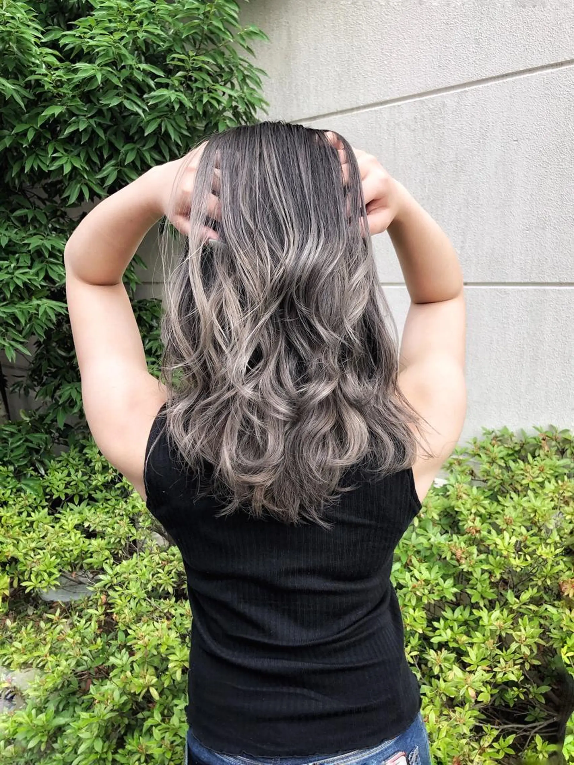 ミディアム シールエクステ アッシュ エクステ ハイライト レイヤーカット ヘアカラー トリートメント LOCO Ko-kiのヘアスタイル