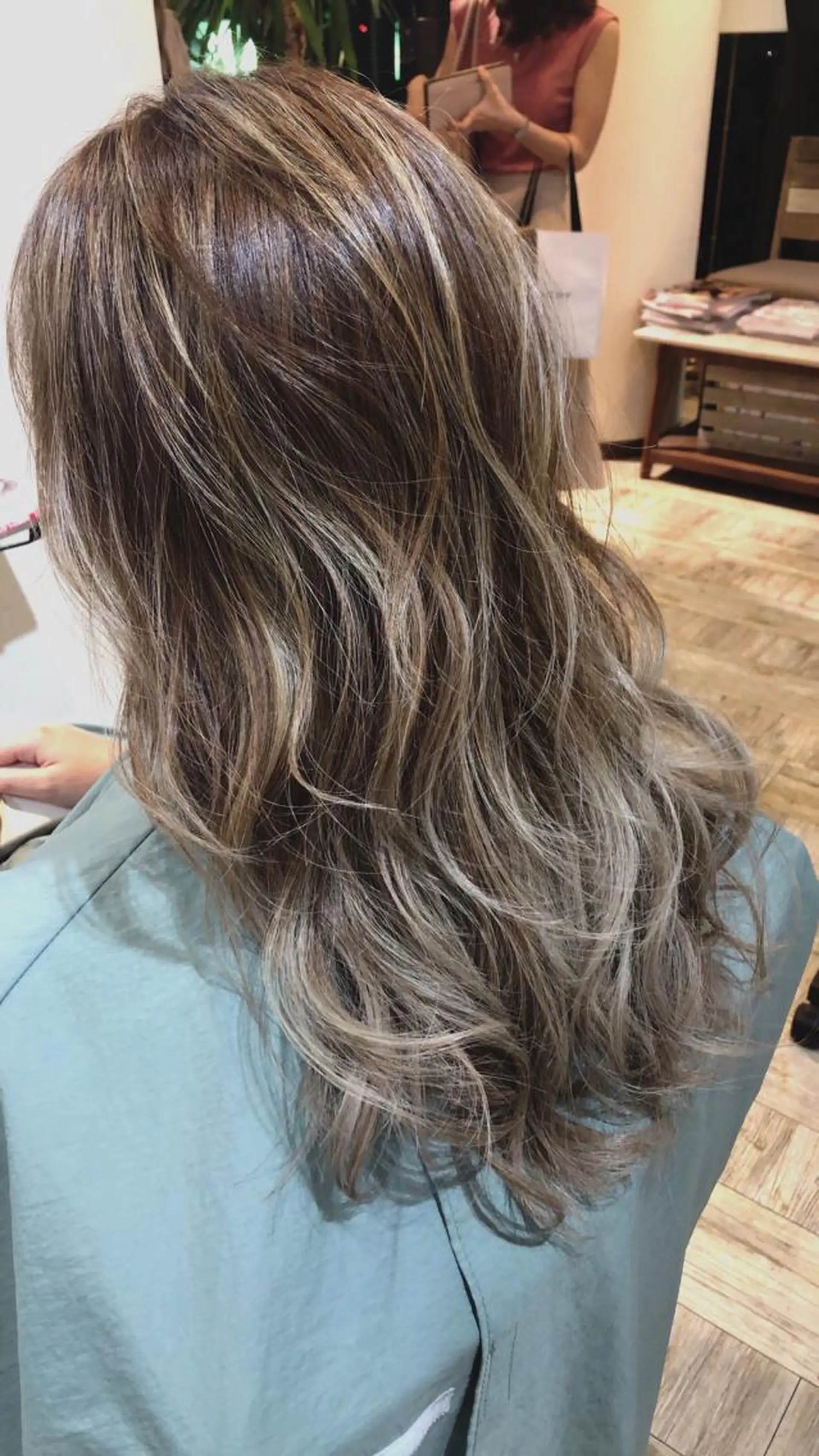 ロング カラー ハイライトカラー イルミナカラー ハイライト 【垢抜け大人髪】 TIARA西山のヘアスタイル