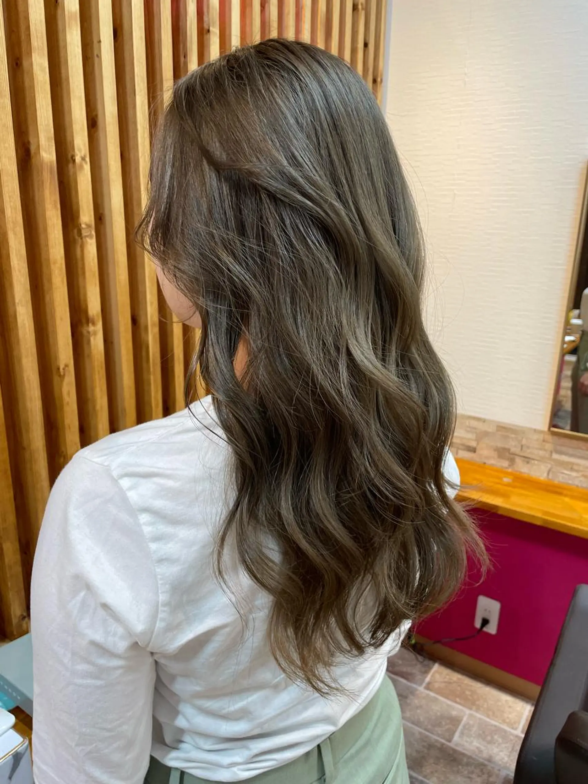 ロング カラー グレージュ レイヤーカット ヘアカラー トリートメント STAR RIVER所属・YUI/ ブリーチカラー🌷のヘアスタイル