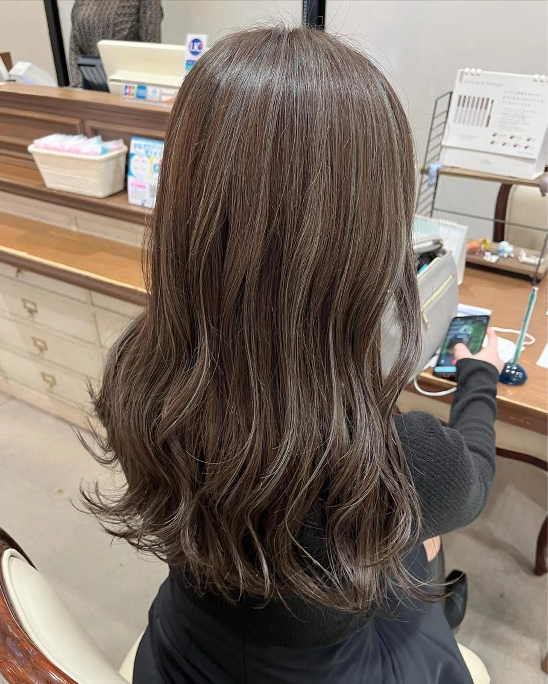 セミロング カラー 透明感カラー ハイライトカラー ハイライト ヘアカラー トリートメント サソウ ユリエ🥥のヘアスタイル