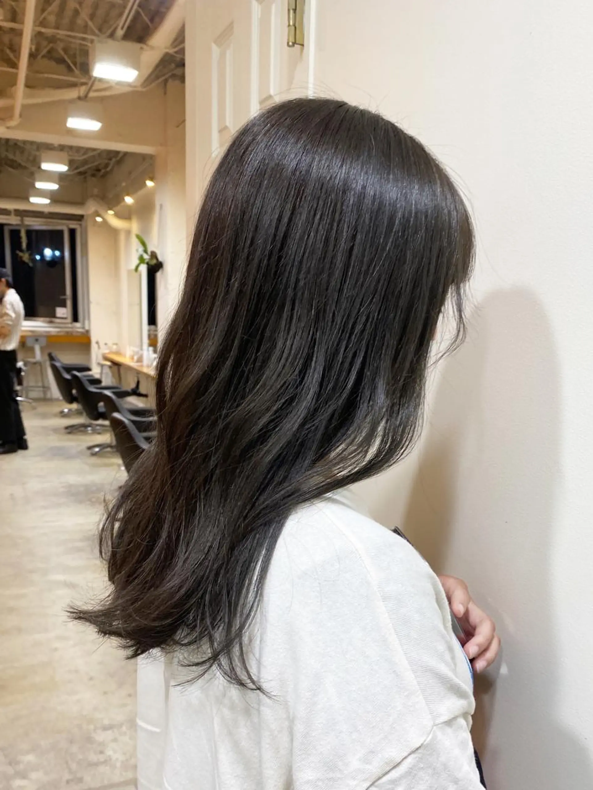 セミロング カラー 黒髪 ブルーカラー ブルーブラック ハイライトカラー ハイライト カット ヘアカラー salowin渋谷kitaya park前所属・RIKA韓国ヘア/く びれヘア/上品カラーのヘアスタイル