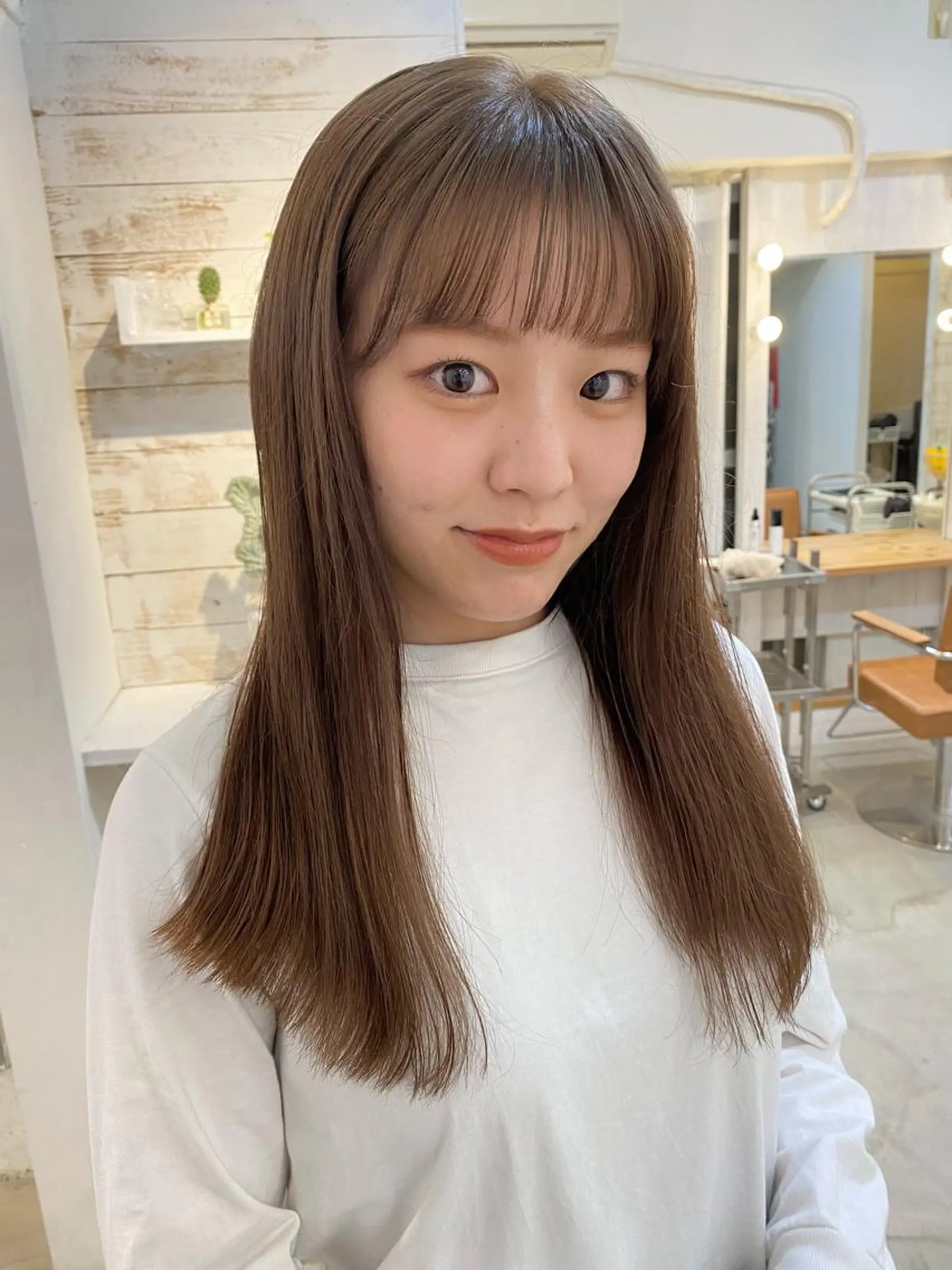 ロング ブリーチなしカラー レイヤーカットのヘアスタイル