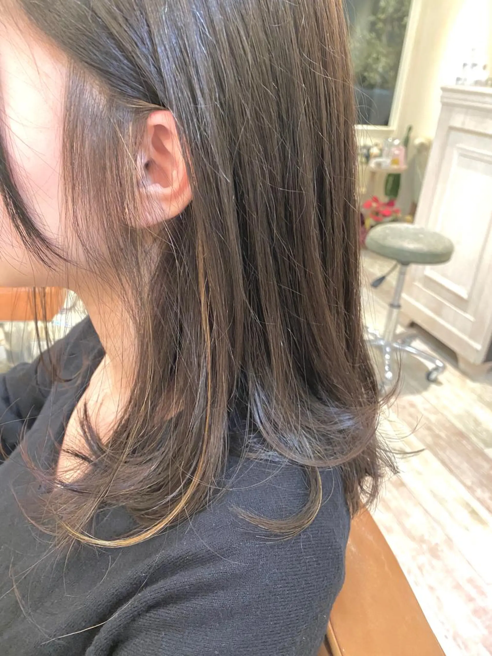 セミロング カラー イヤリングカラー よこもり あいのヘアスタイル