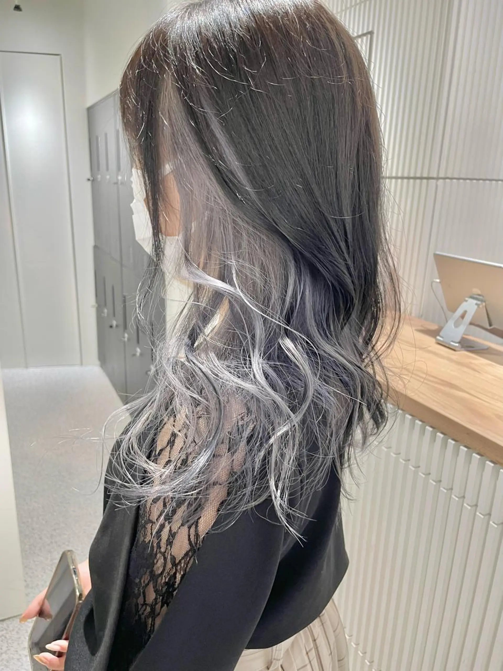 ロング カラー ブリーチ ケアブリーチ イヤリングカラー インナーカラー シルバー ブリーチ/ハイトーン 艶カラー/ユリナのヘアスタイル