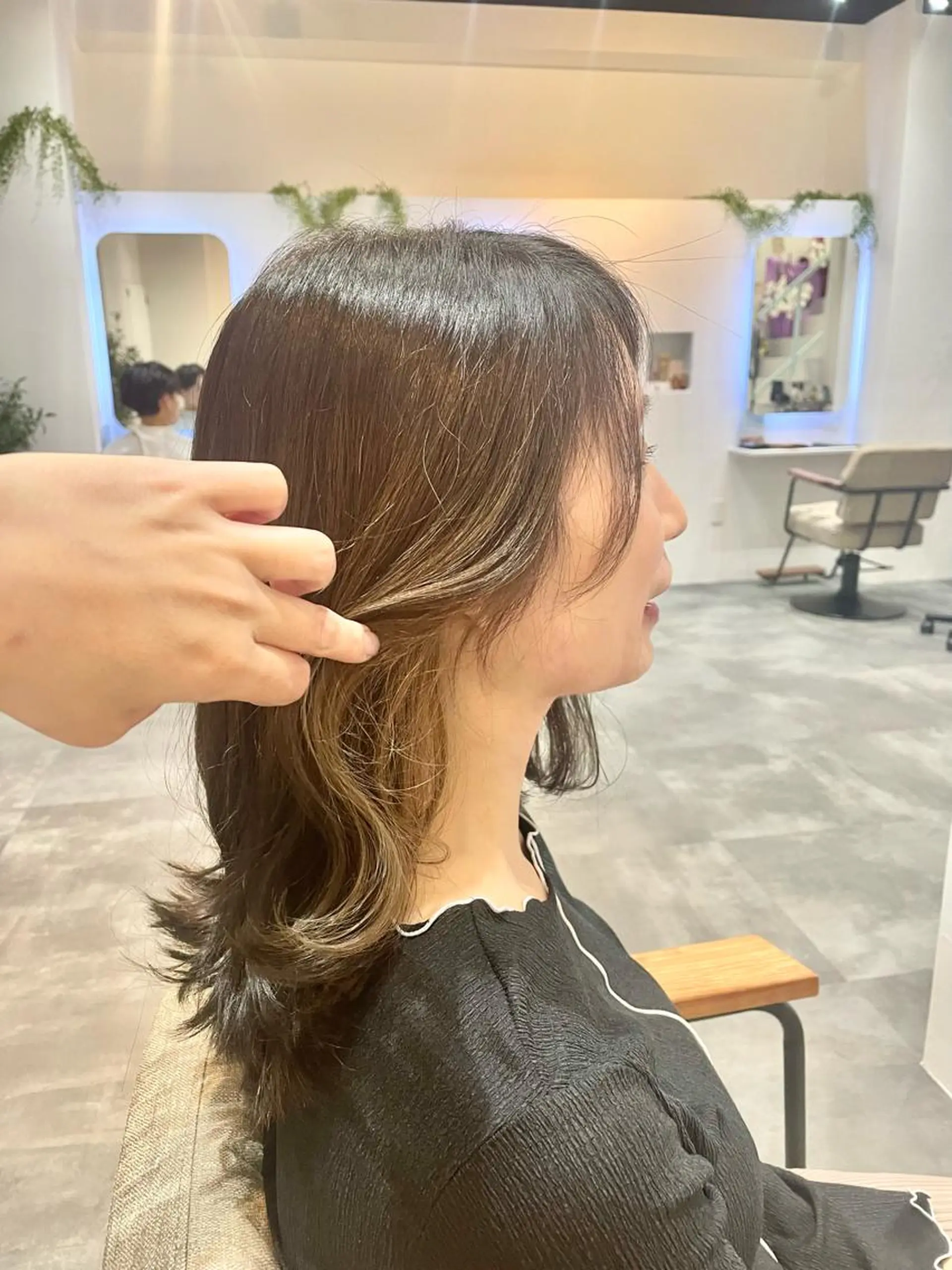 セミロング カラー ベージュカラー イヤリングカラー ミルクティーベージュ ママ美容師 🌿まなべさとみ🌿のヘアスタイル