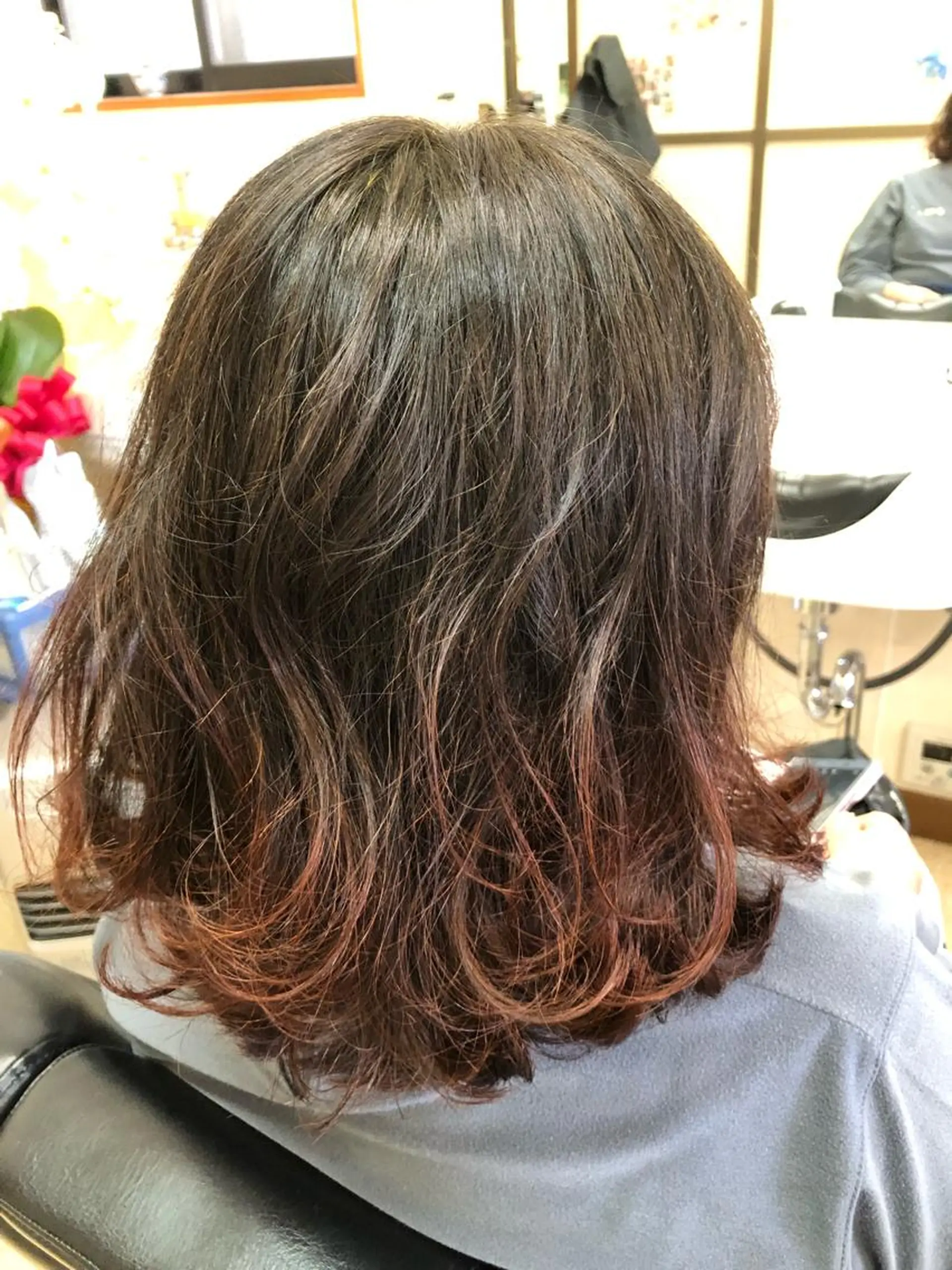 ミディアム カラー ヘナカラー レイヤーカット 外ハネヘア ヘアサロン モカ所属・石塚 浩のヘアスタイル