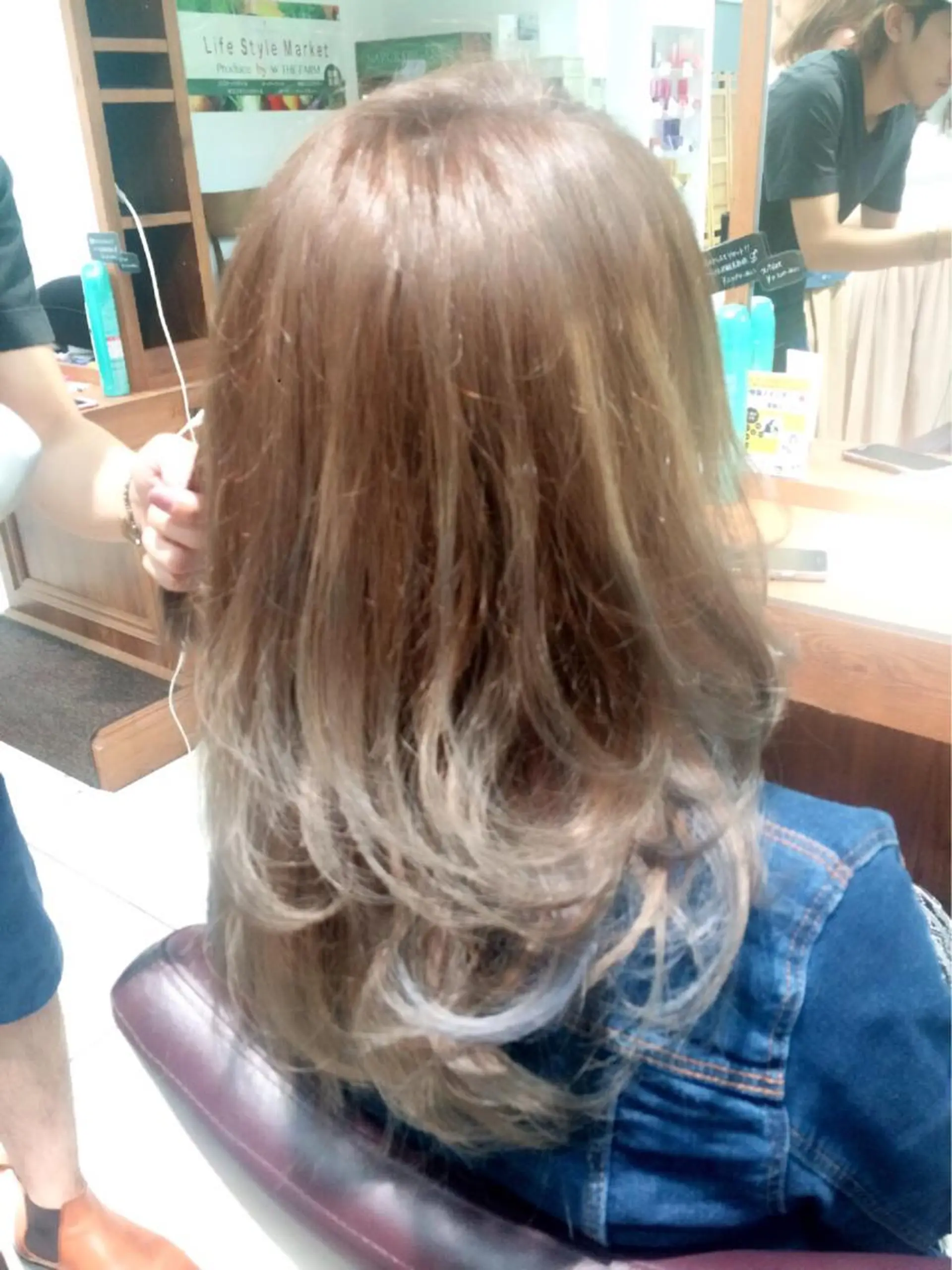 ミディアム esse大阪茶屋町店所属・レイヤーカット 新井田陽寿のヘアスタイル