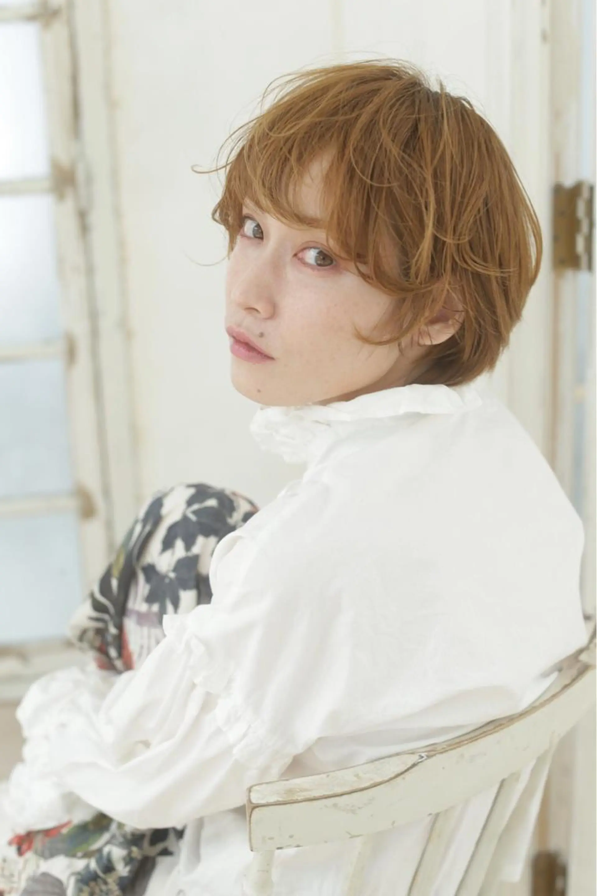 ショート アッシュ ボブ くせ毛 斜めバング ハイライト REVE所属・馬場  麻応のヘアスタイル