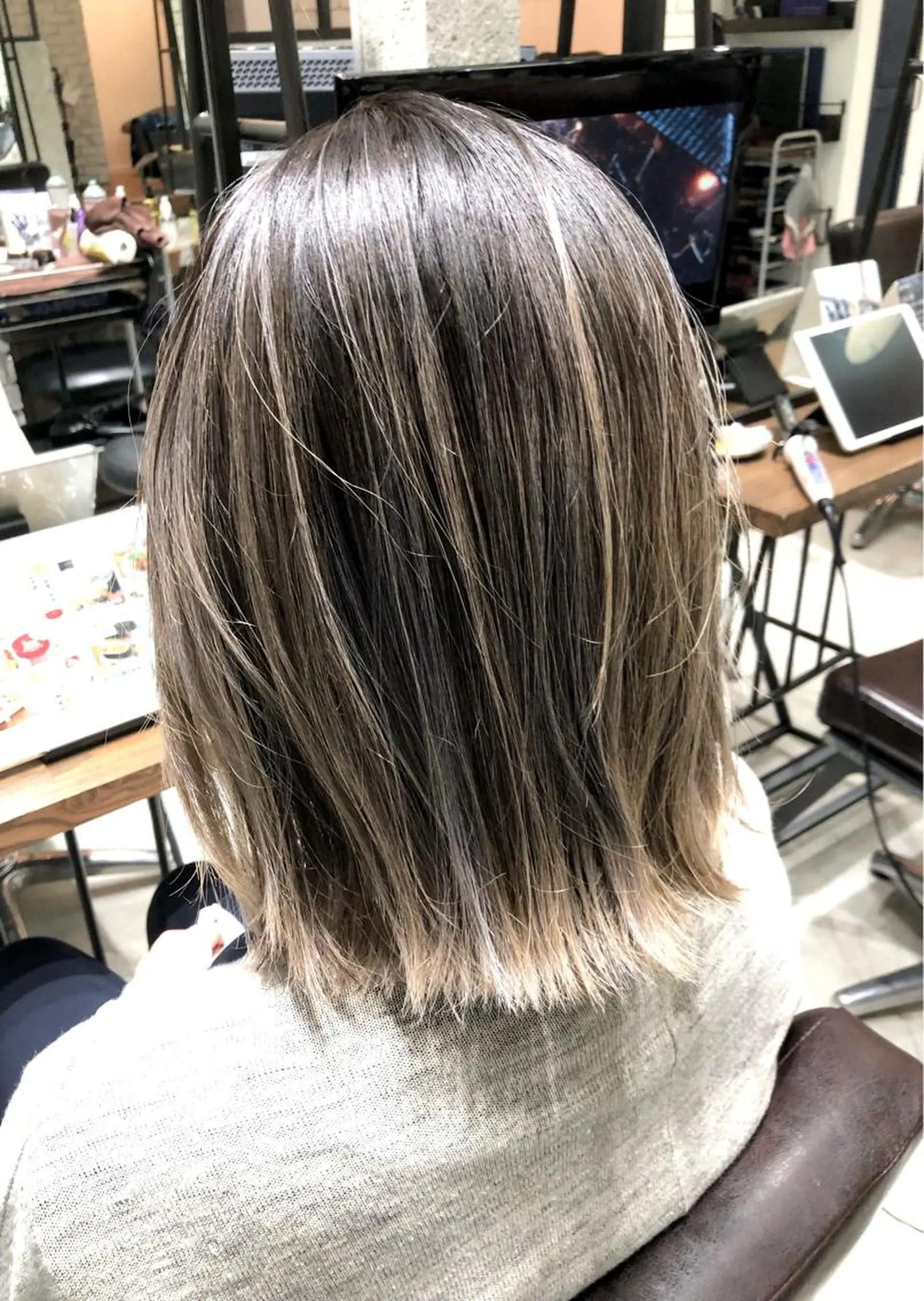 ミディアム レイヤーカット 🌈透明感カラー 韓 国ヘアこうたろうのヘアスタイル