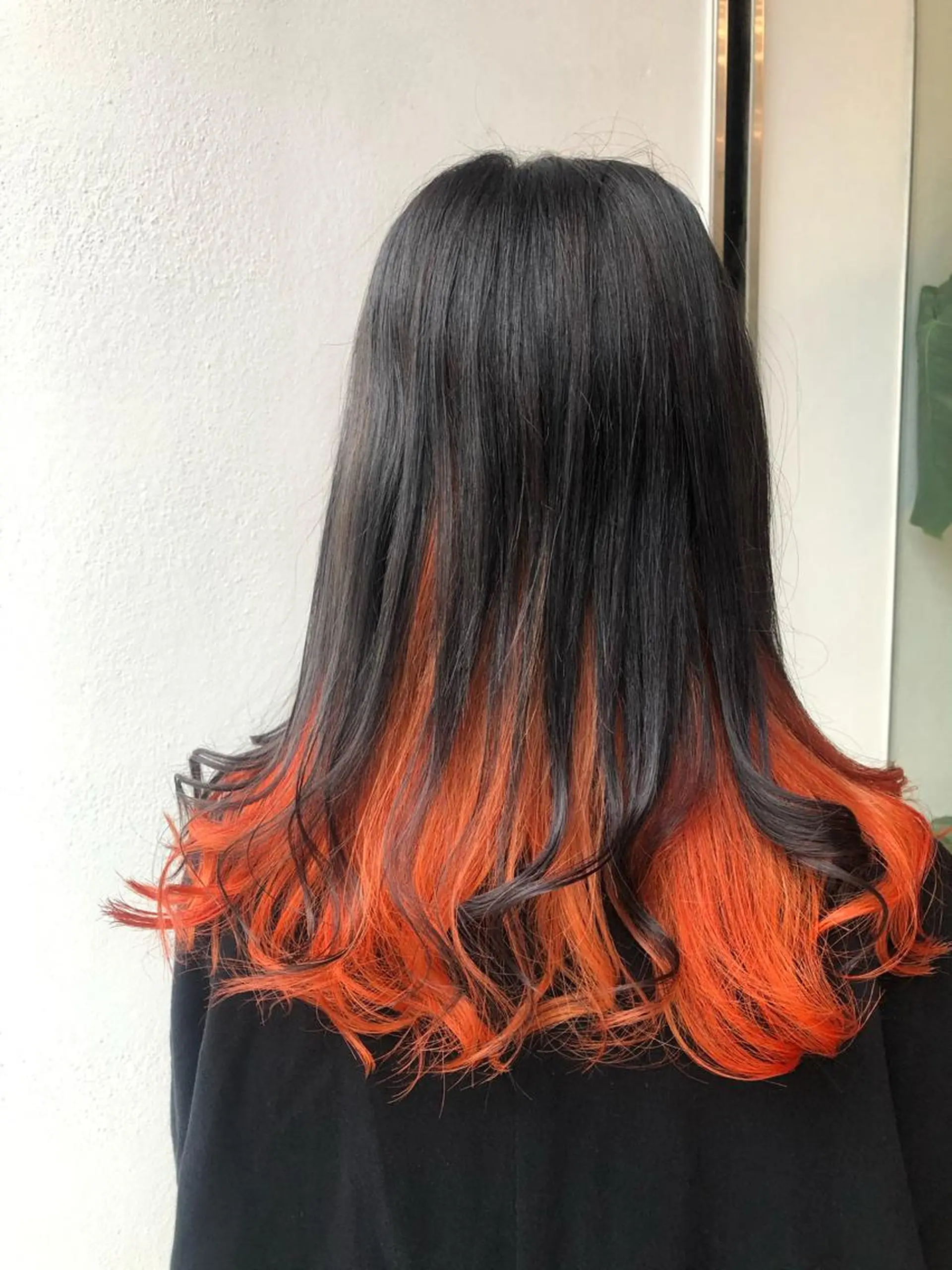 セミロング カラー インナーカラー オレンジ 大阪長居🌱野見山 卓也のヘアスタイル