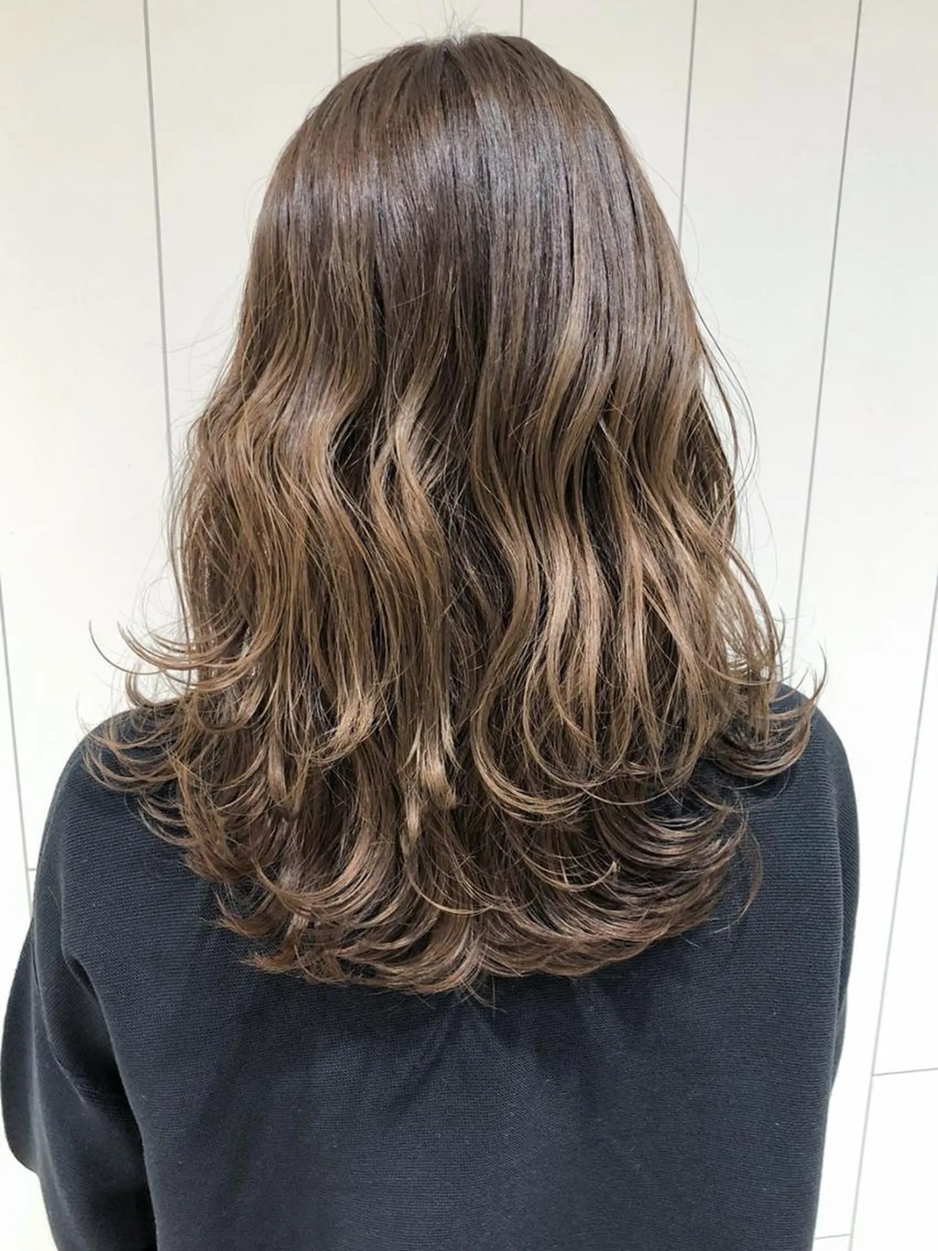 ミディアム カラー ベージュカラー オリーブベージュ レイヤーカット カット ヘアカラー トリートメント ITbyALBUM 藤沢店のヘアスタイル