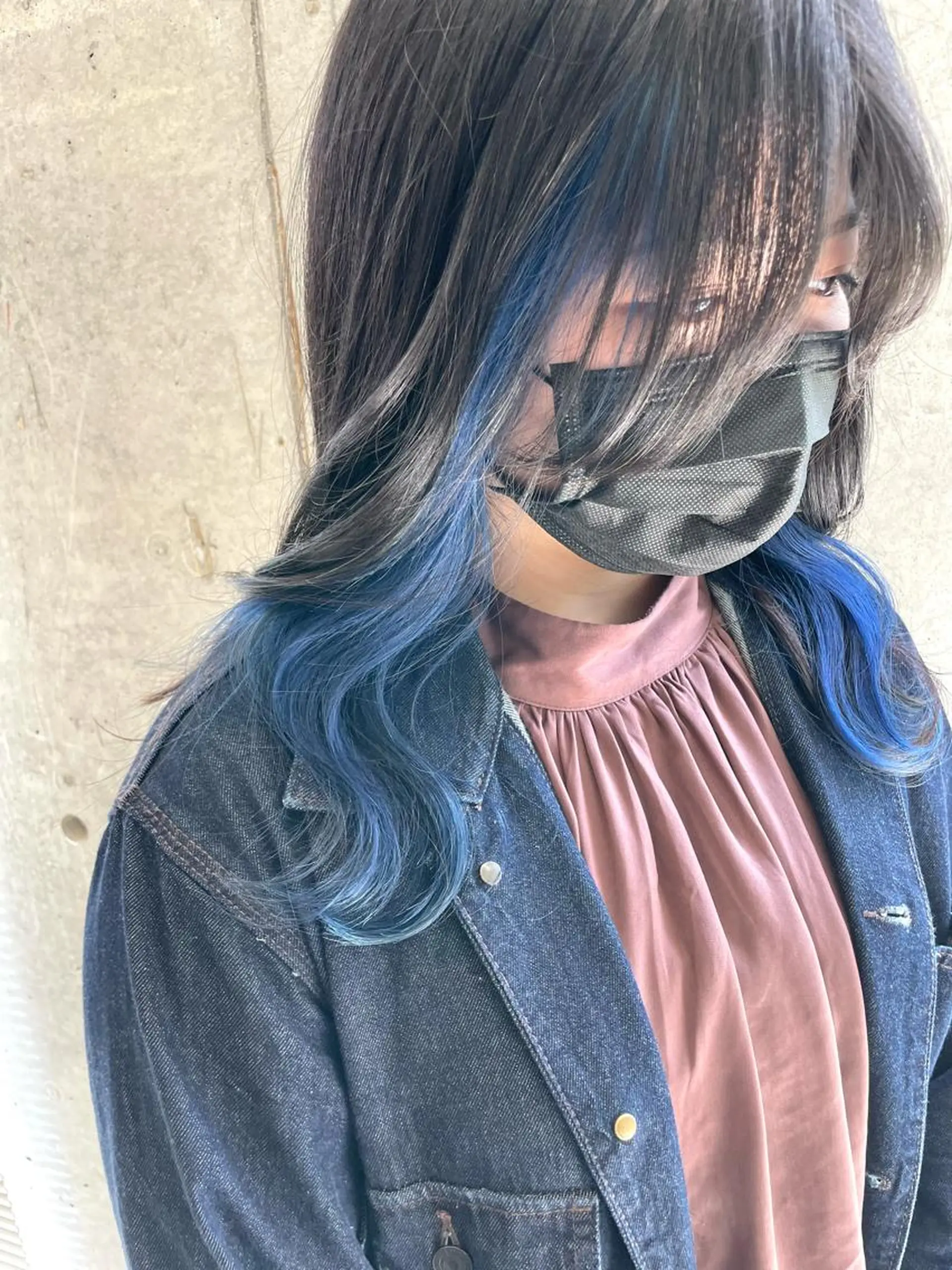 セミロング カラー ブリーチ ブルーカラー ケアブリーチ ダブルカラー インナーカラー インナーカラー/推し アニメカラー/ウルフのヘアスタイル