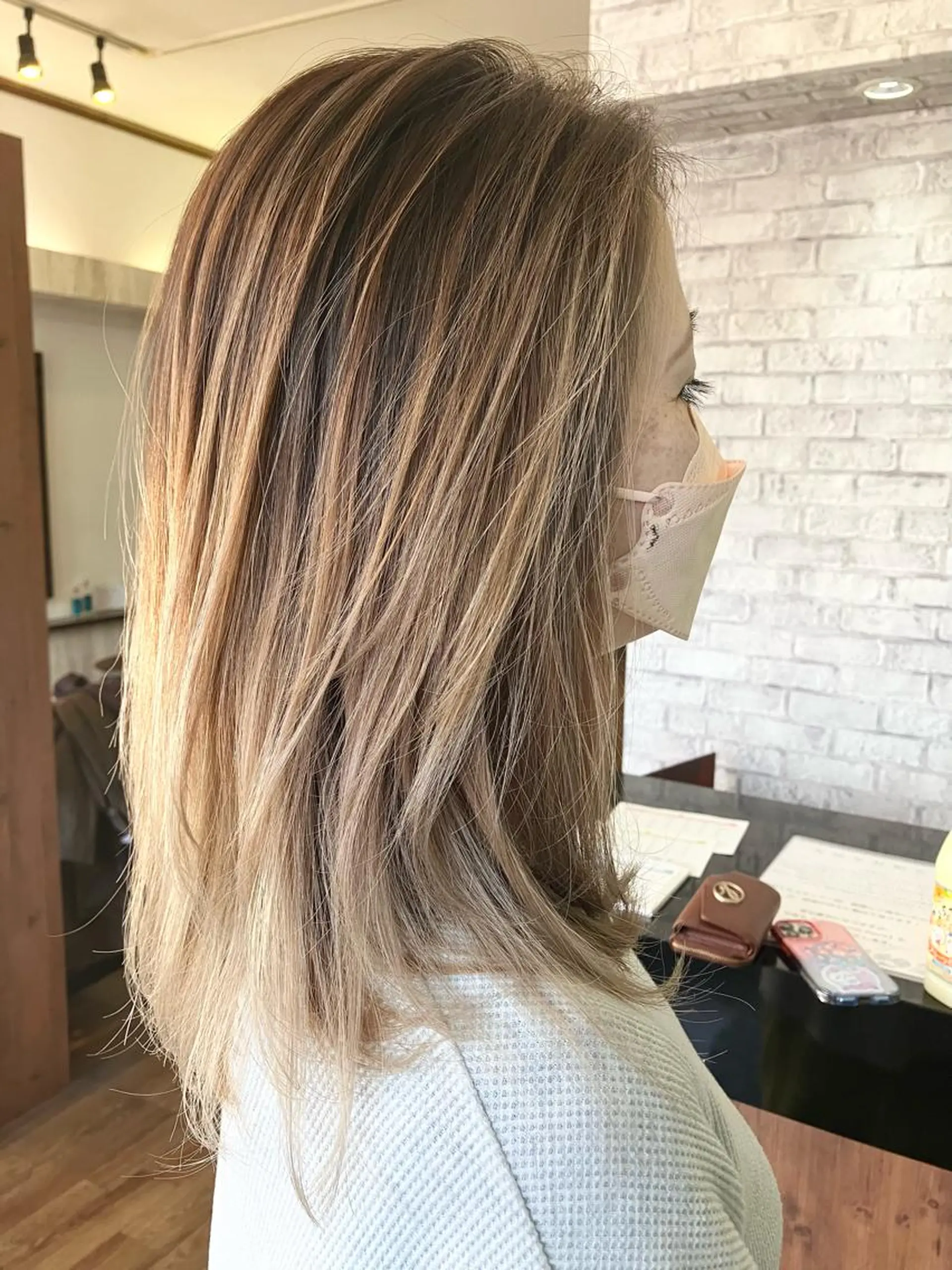 セミロング カラー バレイヤージュ レイヤーカット ヘアークルーズ ピースのヘアスタイル