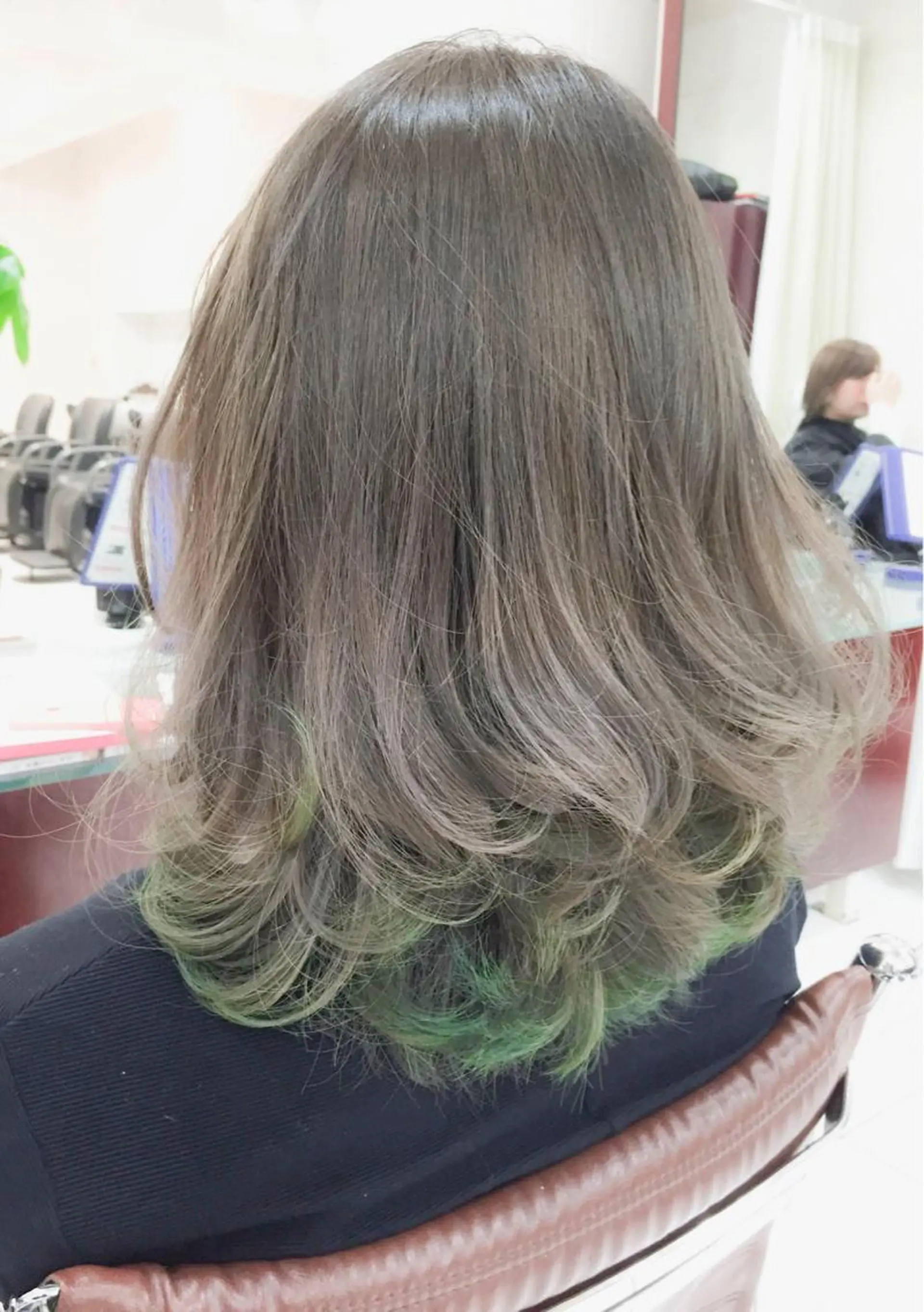 ミディアム カラー ヘアアレンジ アッシュ アッシュグレー アッシュグレージュ グラデーションカラー グレージュ モテ髪透明感❤️ デイズヘアカラーのヘアスタイル