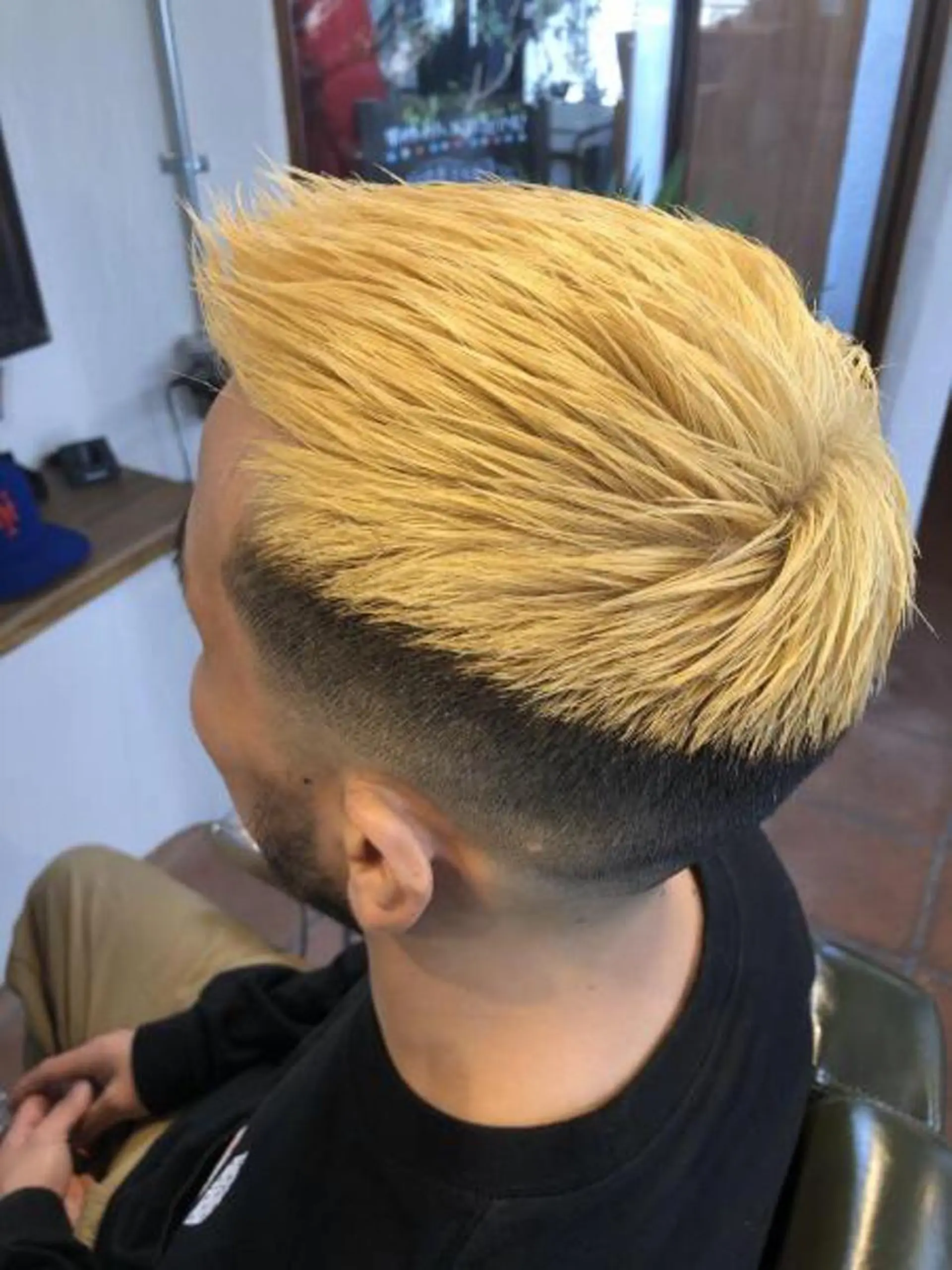 ショート メンズ メンズブリーチ フェードカット スキンフェード ヘアカラー トリートメント vita所属・冨士川 英樹のヘアスタイル