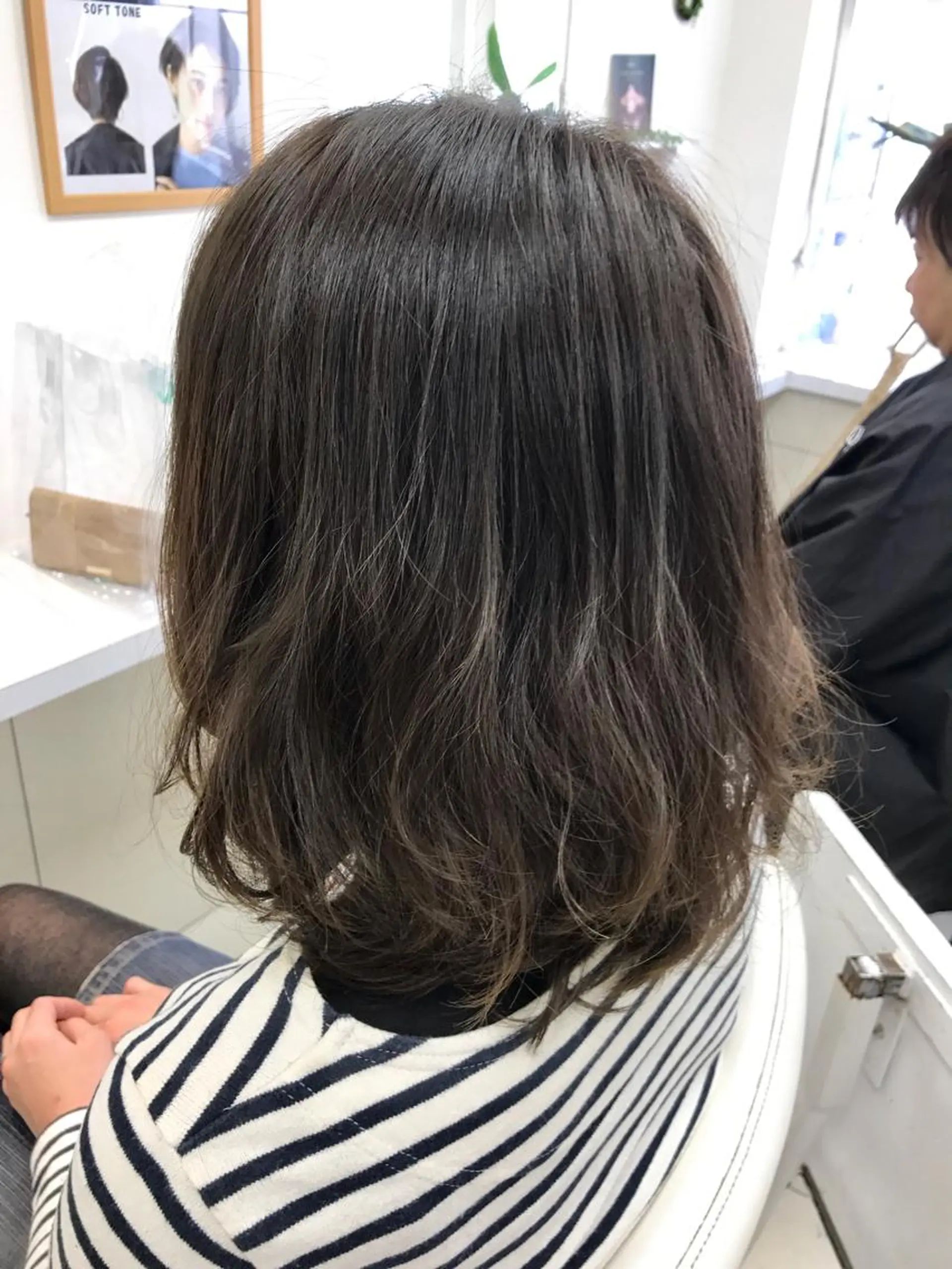 ミディアム カラー パーマ ミディアムパーマ グレージュ デジタルパーマ 艶髪ハイトーンカラー 💘kazueのヘアスタイル