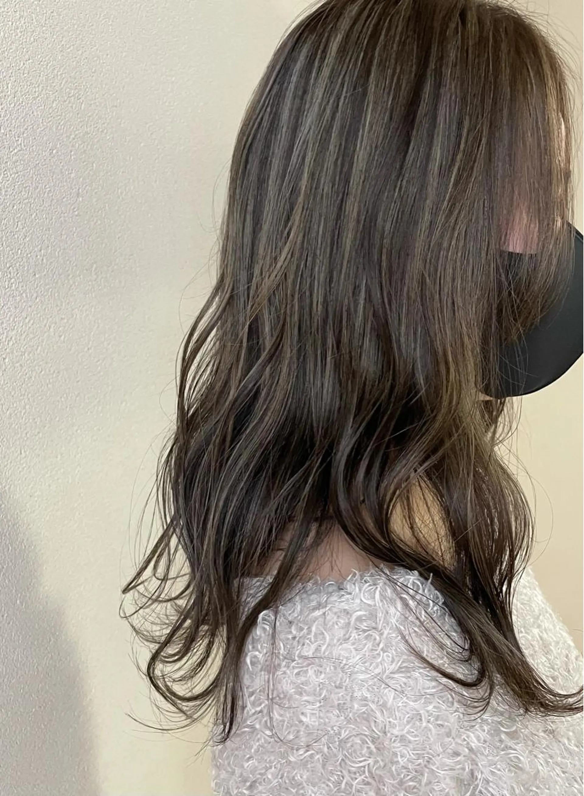 ロング カラー アッシュ アッシュグレー アッシュグレージュ ブリーチ グレージュ 沢田 瞳のヘアスタイル