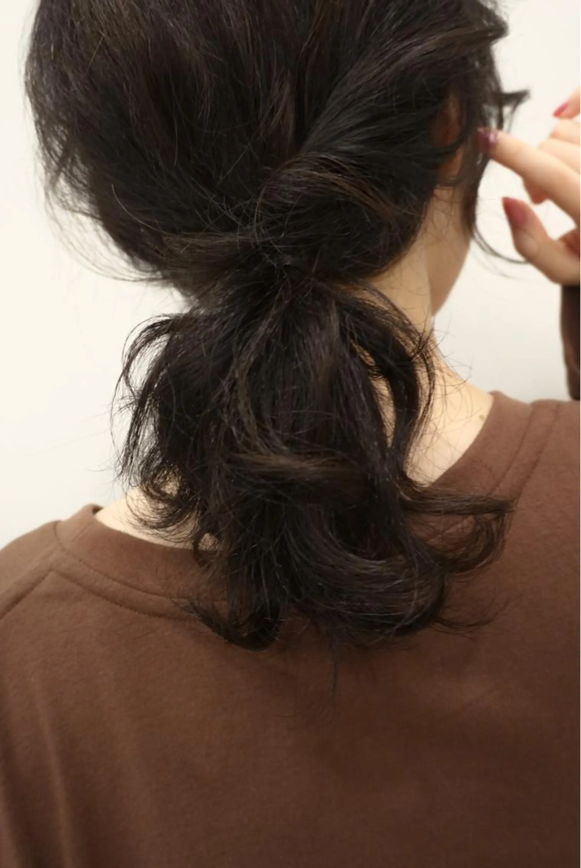 ミディアム カラー ヘアアレンジ ポニーテール ミディアムレイヤー アッシュ レイヤーカット トリートメント 飯塚 沙衣のヘアスタイル