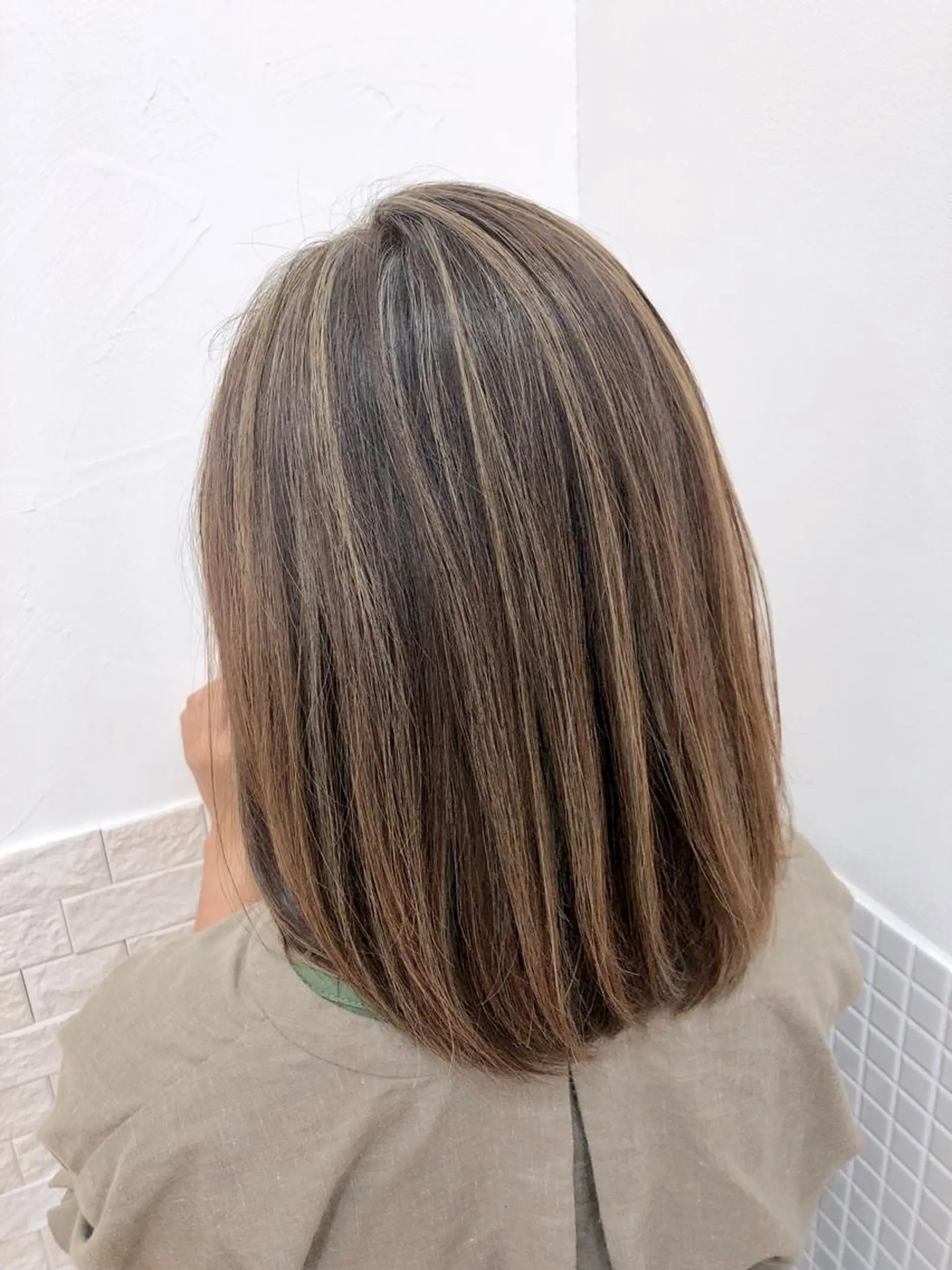 ミディアム カラー 透明感カラー デザインカラー ハイライトカラー ハイライト ヘアカラー ショート 嶋津祥希のヘアスタイル