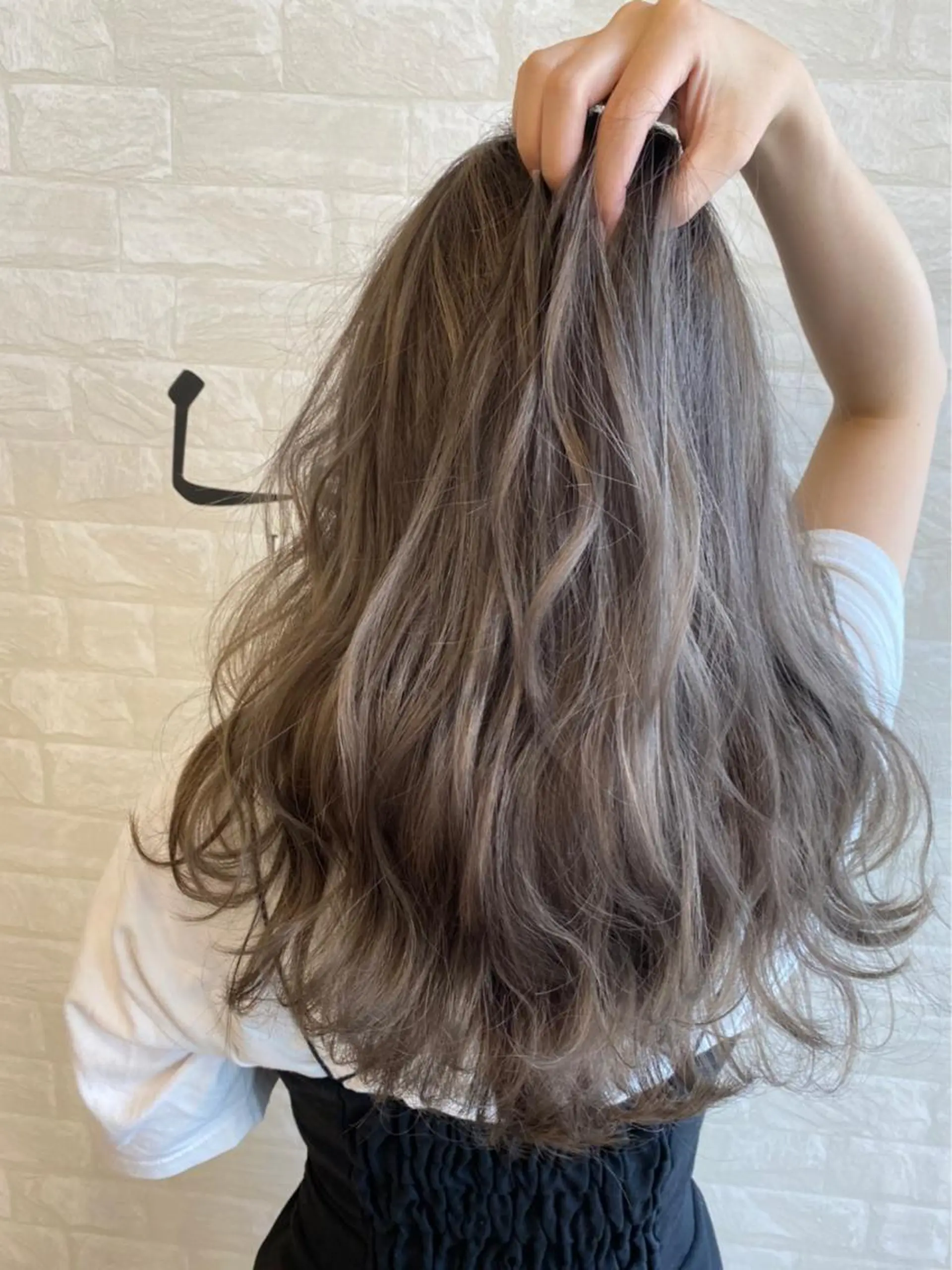 ロング カラー グレージュ ミルクティーグレージュ 多田 悦淳のヘアスタイル