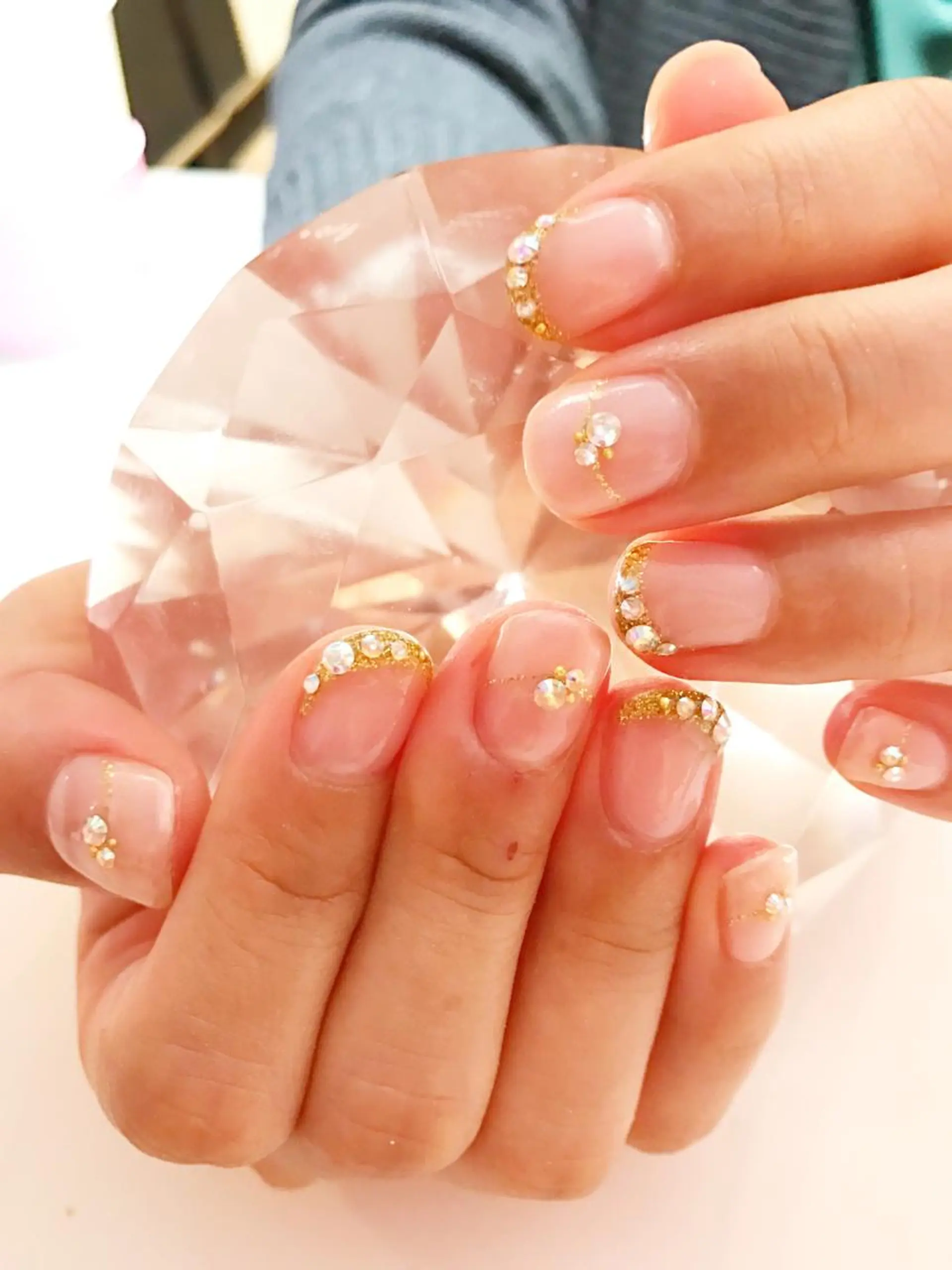 ネイル オーロラネイル フレンチネイル ラメ(グリッター) ストーンネイル ホワイト YUN 💅のネイルデザイン